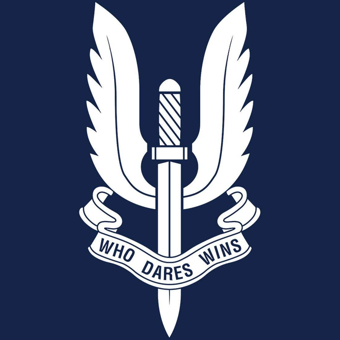 Badge 桌布 壁紙 — 一個大膽的白色徽章，劍的兩側有翅膀和寫著 who dares wins 的橫幅，背景為海軍藍。