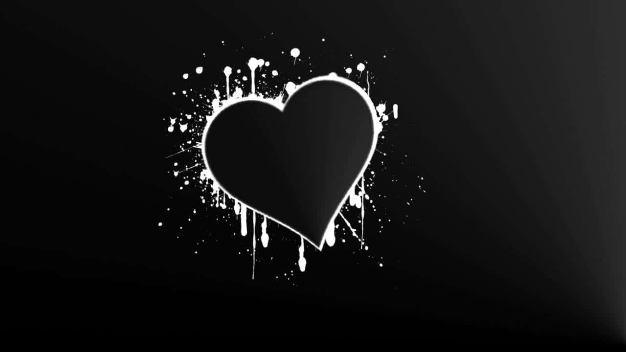 Lovers 桌布 壁紙 — 一個大膽的白色心形，帶有飛濺的油漆滴和噴濺，在純黑色背景上脫穎而出。