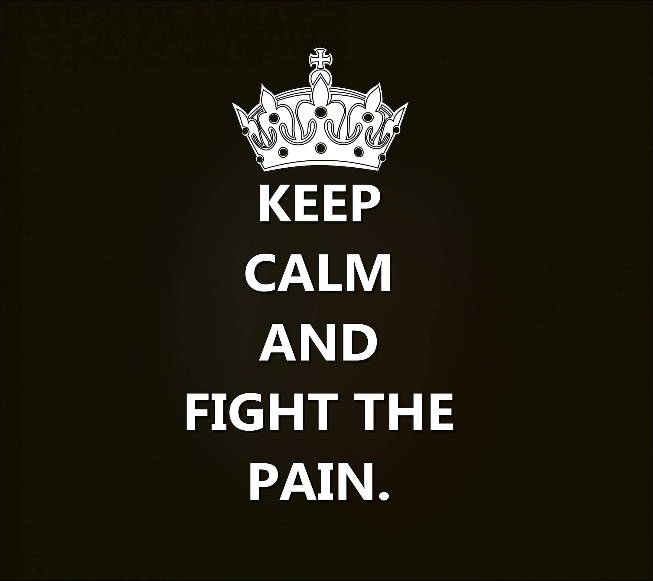 Pain Quotes 桌布 壁紙 — 一個大膽的白色皇冠和文字「KEEP CALM AND FIGHT THE PAIN」在純深棕色背景上脫穎而出。