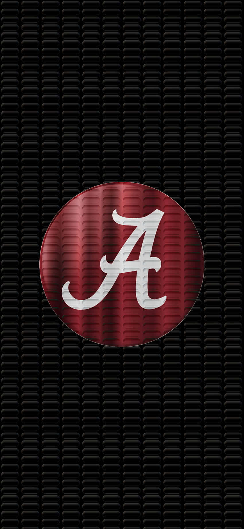Alabama Football iPhone 桌布 壁紙 — 一個大膽的白色草書A標誌，居中在一個有光澤的紅色圓圈內，背景為黑色紋理。