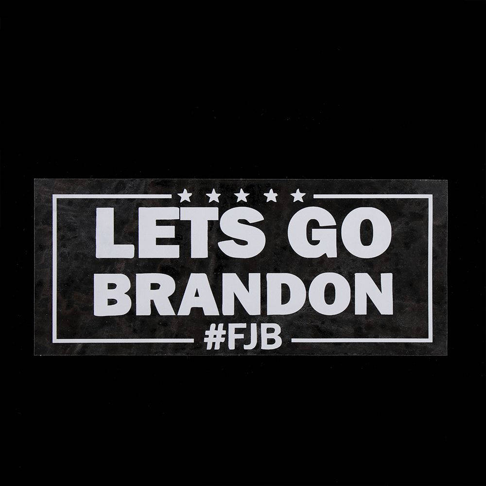 Let’s Go Brandon 桌布 壁紙 — 一個大膽的白色貼紙，上面有「LETS GO BRANDON」和「#FJB」，背景是帶紋理的黑色。