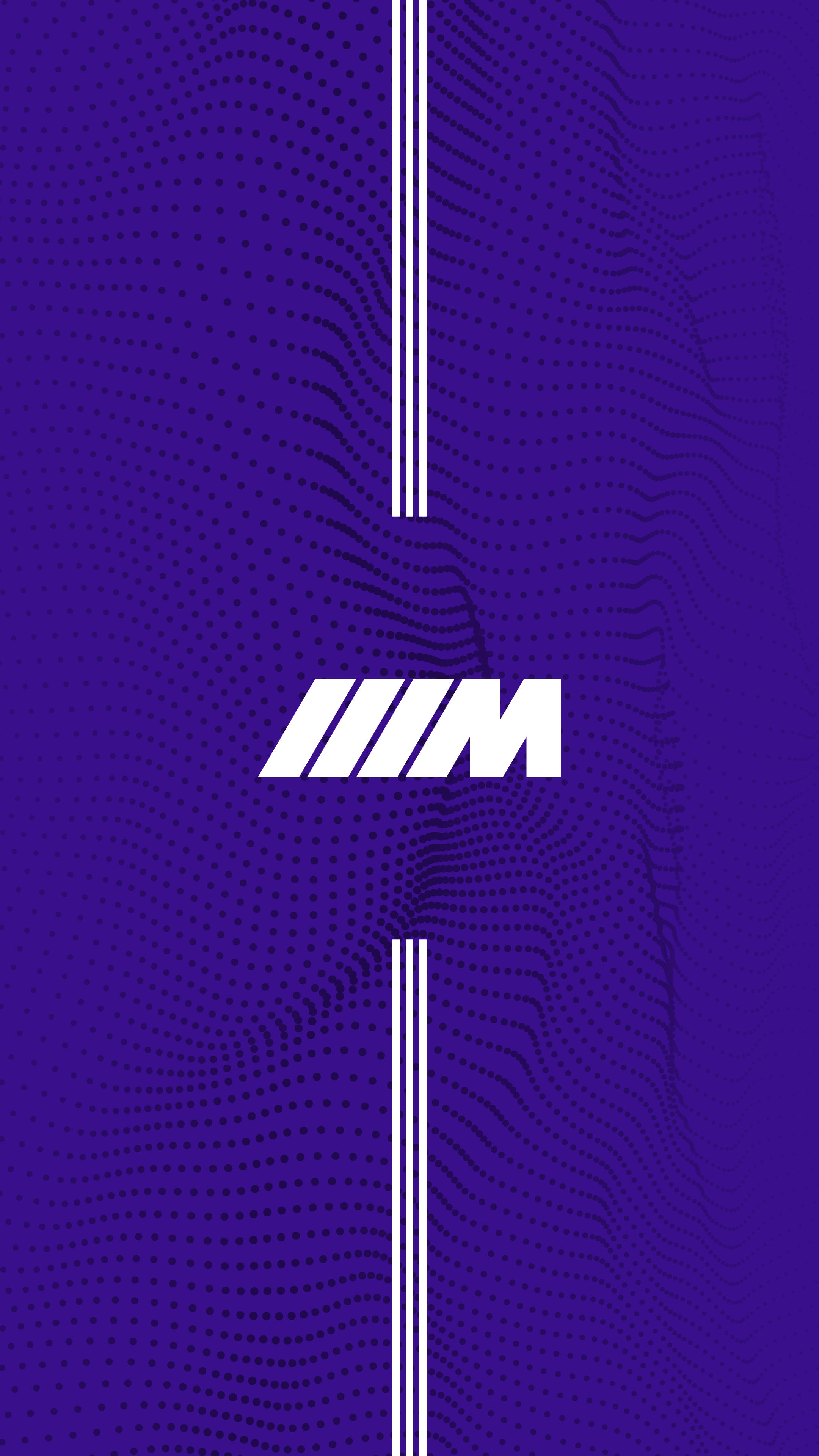 BMW 動圖 桌布 壁紙 — 一個大膽的白色風格化M標誌，居中於深紫色背景上，帶有波浪點圖案和垂直條紋。