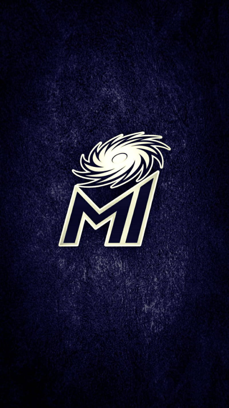 Mumbai Indians 桌布 壁紙 — 一個大膽的白色風格化M標誌，頂部帶有漩渦，居中放置在帶有紋理的深藍色背景上。