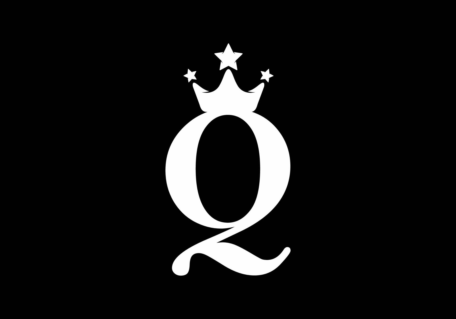 q 桌布 壁紙 — 一個大膽的白色風格化字母Q，頂上有三顆星，居中放置在純黑色背景上。