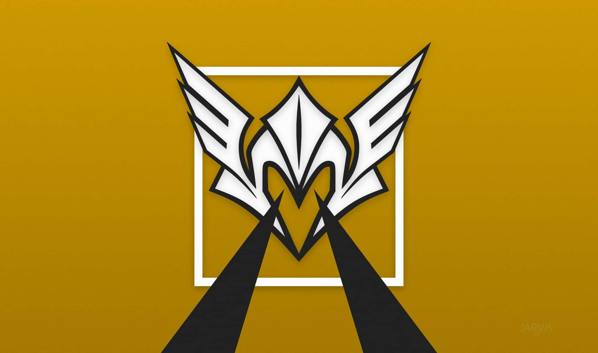 2440x1440 Rainbow Six Siege 桌布 壁紙 — 一個大膽的白色風格化標誌，帶有翅膀形狀和中央心形圖案，由正方形框住，背景為純芥末黃色。