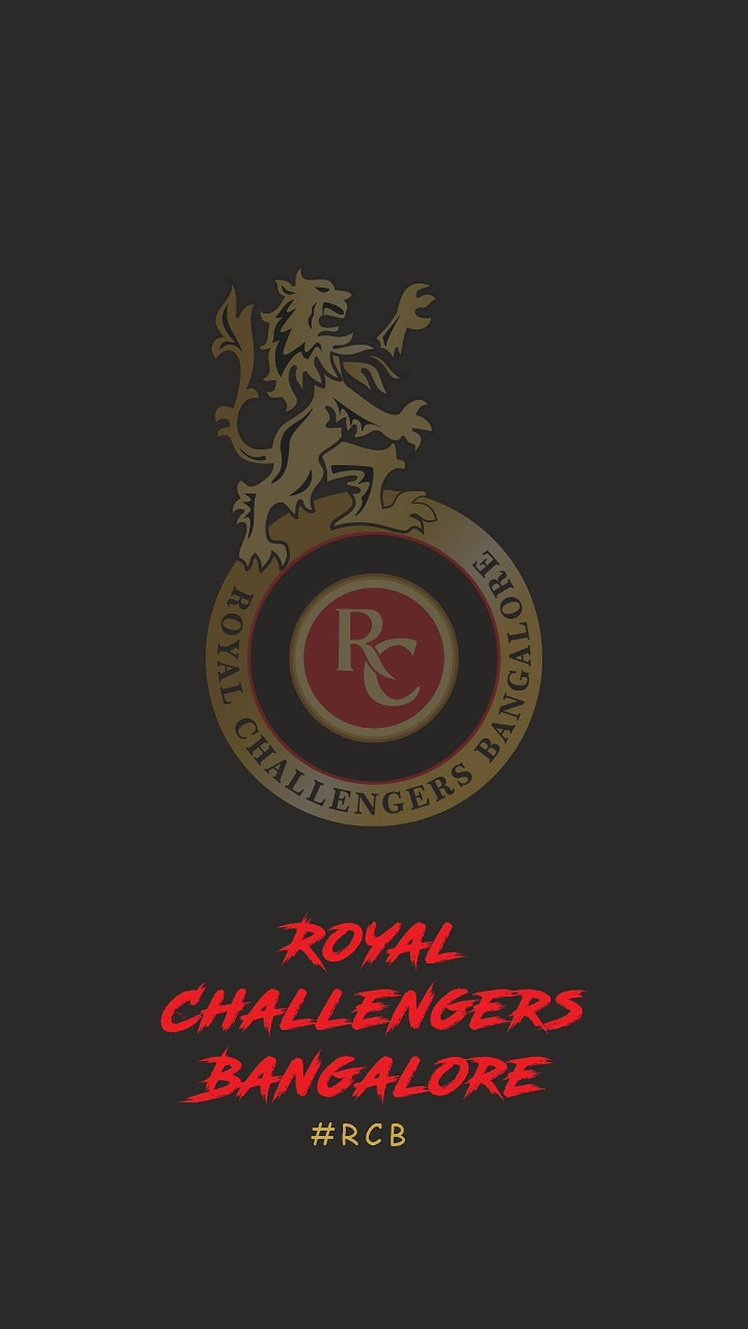 Royal 桌布 壁紙 — 一個大膽的皇家挑戰者班加羅爾標誌，帶有金色獅子徽章和深色背景上的紅色文字。