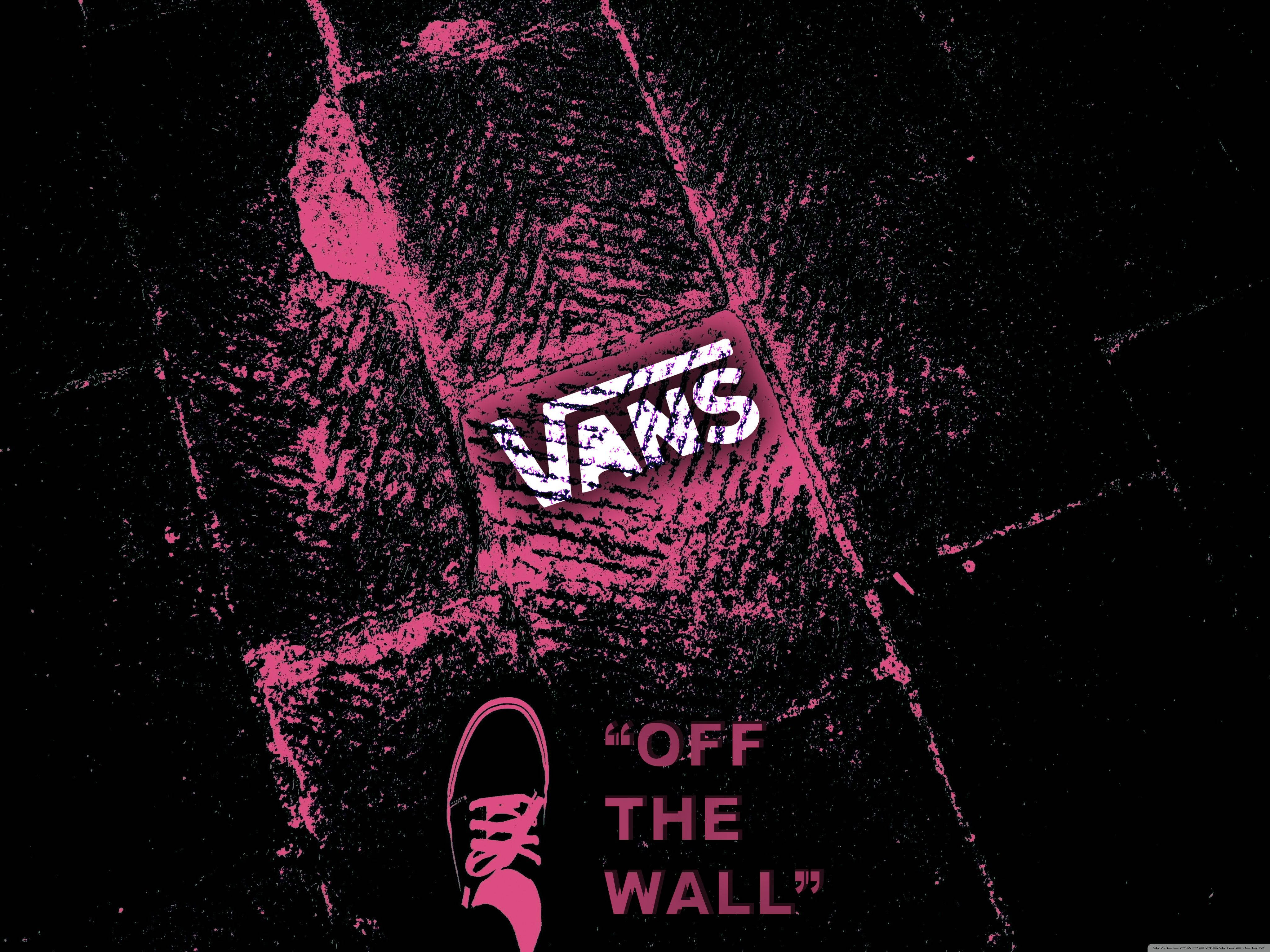 Vans Off The Wall 桌布 壁紙 — 一個大膽的粉紅色Vans標誌和運動鞋圖案濺在黑色紋理背景上，並帶有off the wall字句。