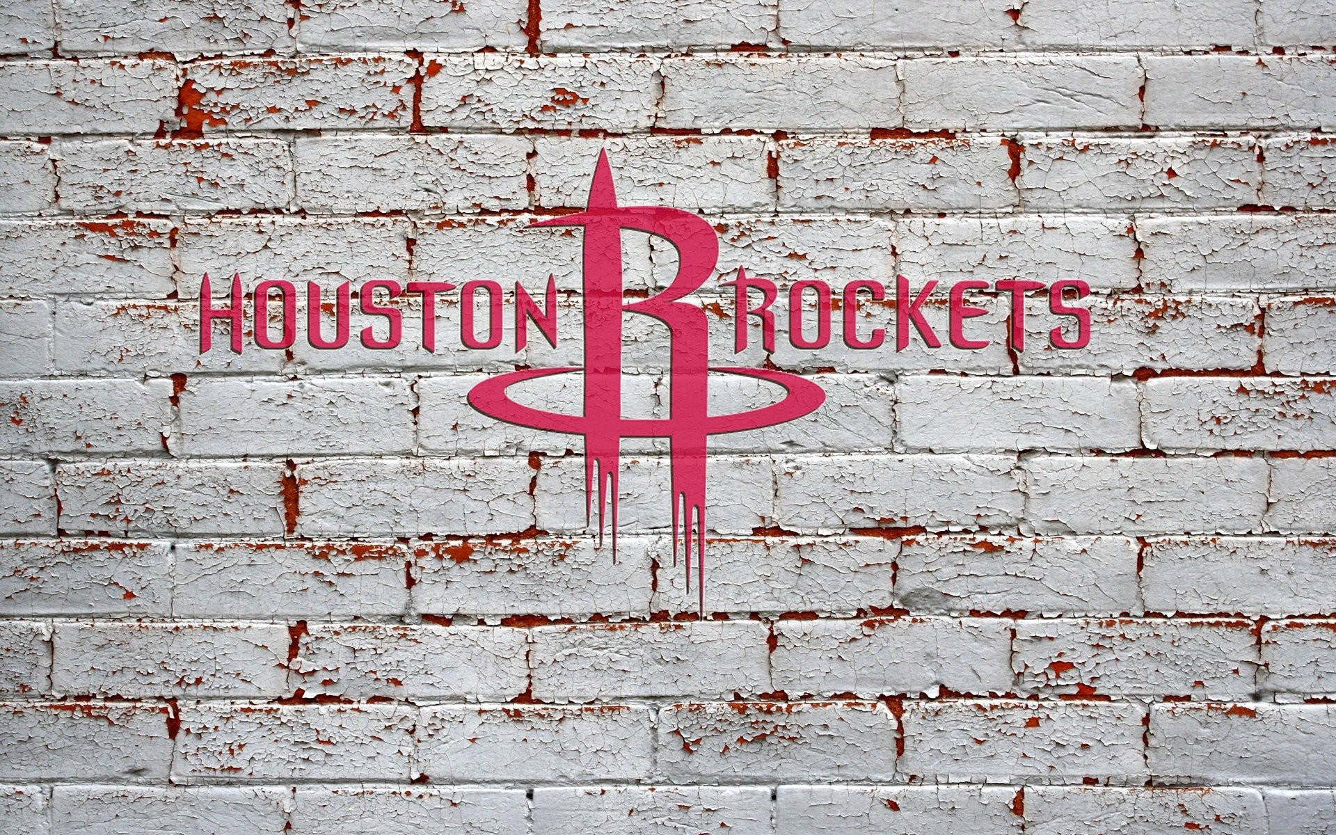 Houston Rockets 桌布 壁紙 — 一個大膽的粉紅色休士頓火箭隊標誌，塗在風化的白色磚牆上，油漆剝落並帶有鏽跡。