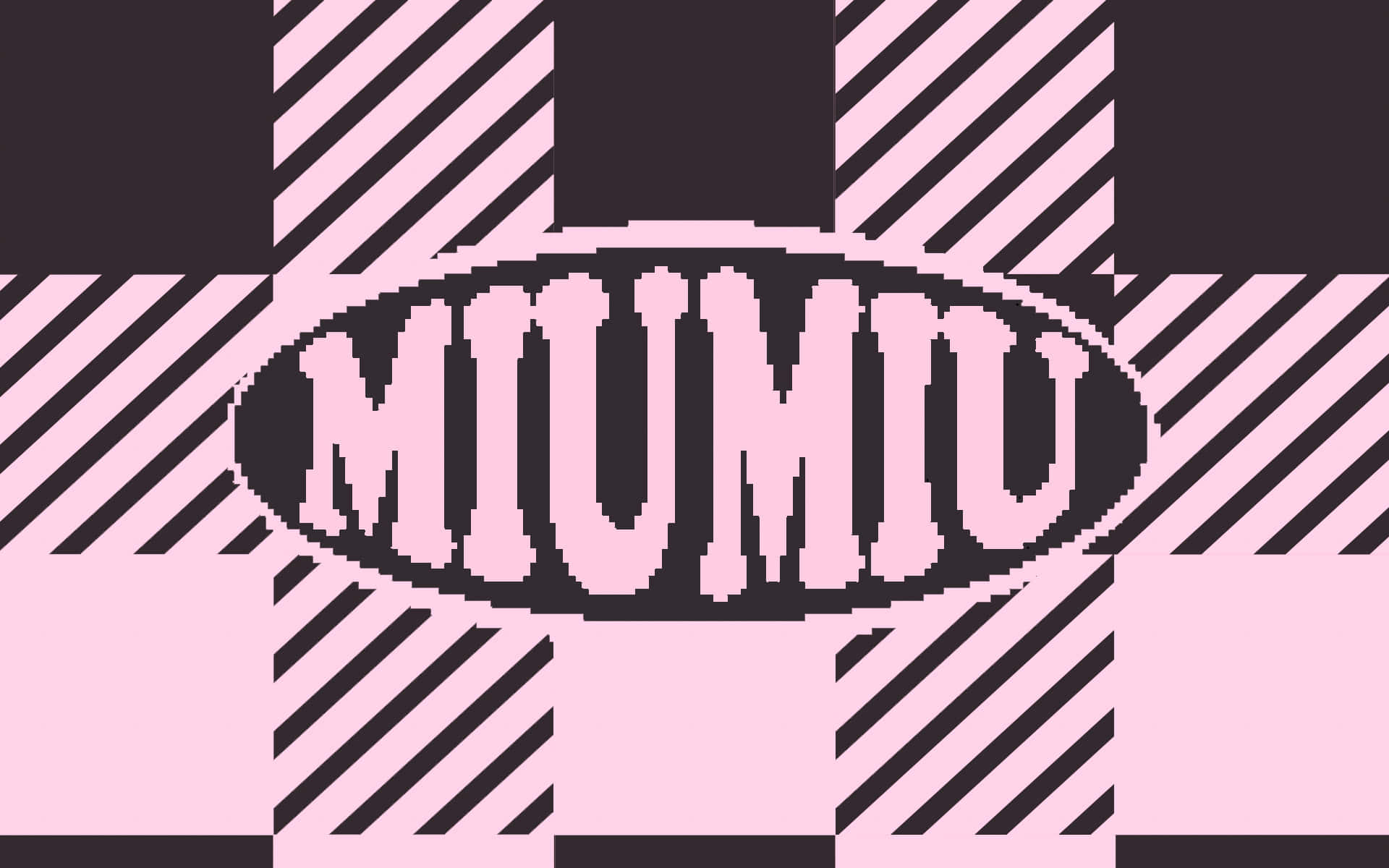 Designer Logo 桌布 壁紙 — 一個大膽的粉紅色像素化Miumiu標誌，居中放置在粉紅色和黑色斜條紋的幾何圖案上。