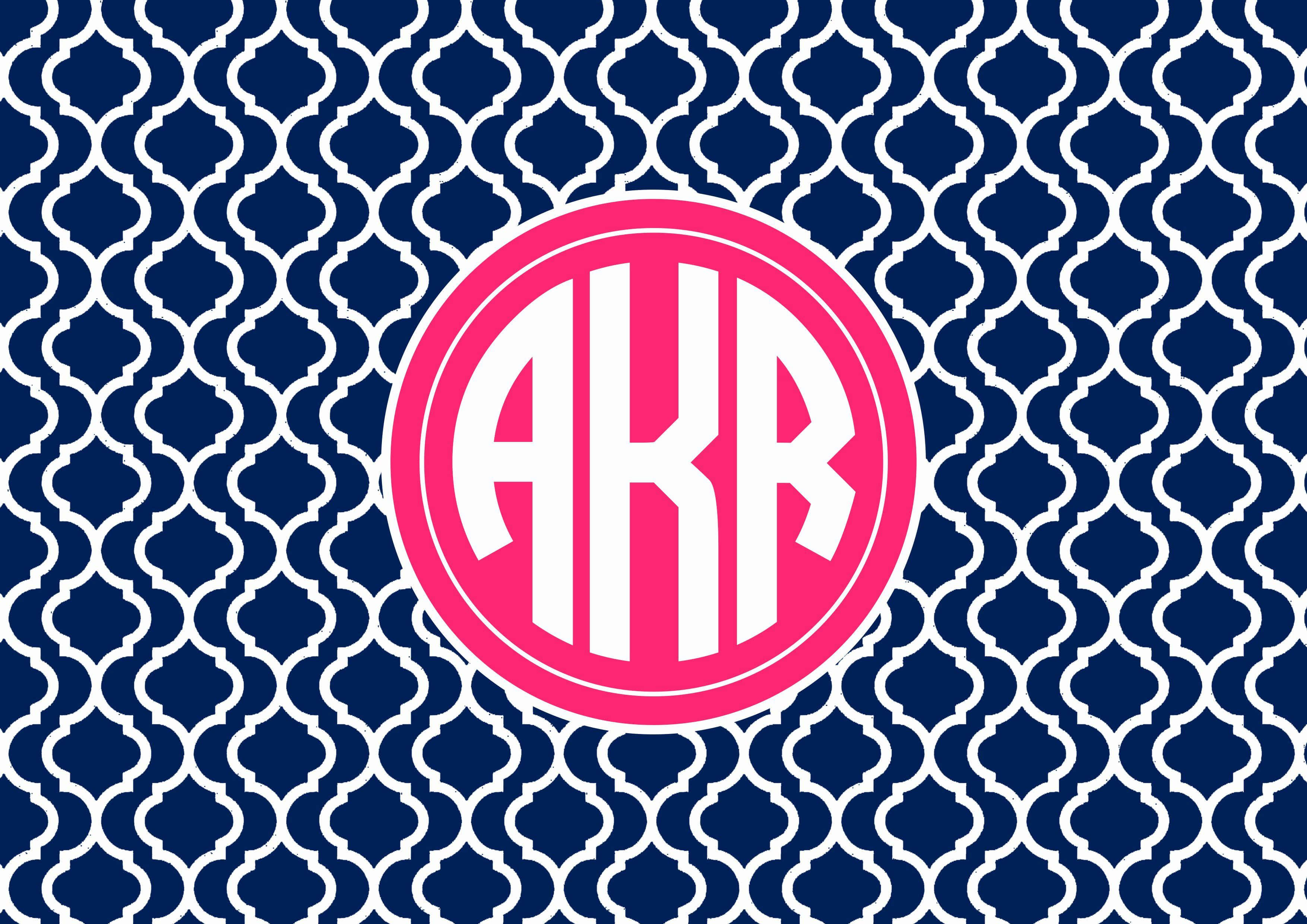 Monogram Desktop 桌布 壁紙 — 一個大膽的粉紅色圓形字母組合，白色字母AKR居中，位於海軍藍背景上，帶有白色四葉草圖案。