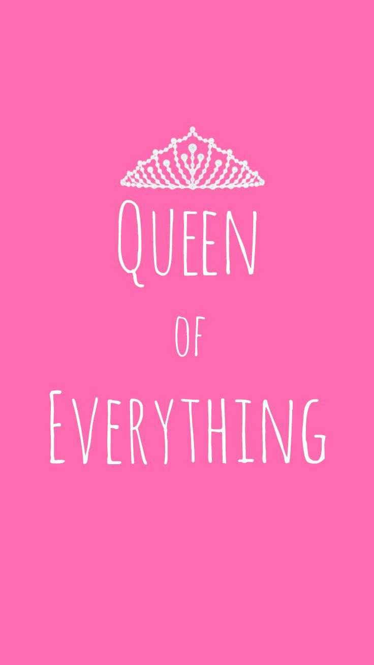Preppy 桌布 壁紙 — 一個大膽的粉紅色背景，上面有白色文字寫著「QUEEN OF EVERYTHING」，頂部有皇冠插圖。