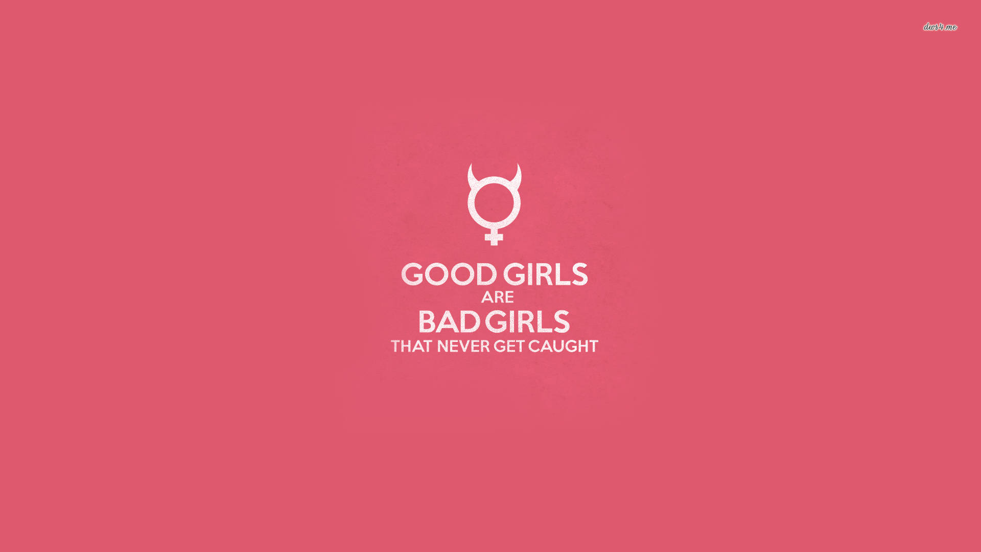bad 桌布 壁紙 — 一個大膽的粉紅色背景，上面有白色文字寫著「GOOD GIRLS ARE BAD GIRLS THAT NEVER GET CAUGHT」，上方有一個惡魔般的女性符號。