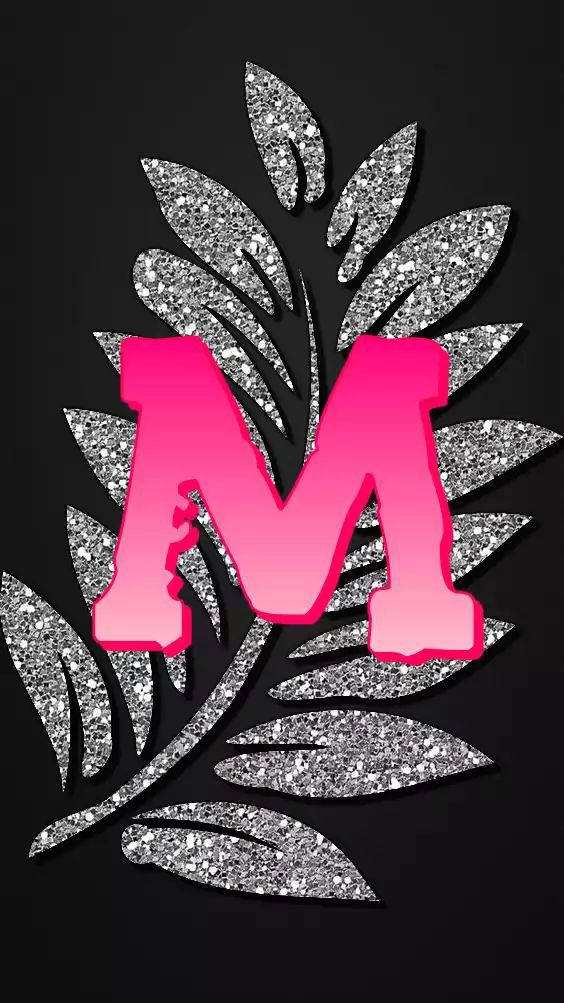 m 桌布 壁紙 — 一個大膽的粉紅色閃粉字母 M，周圍環繞著銀色閃粉葉子，背景為黑色。