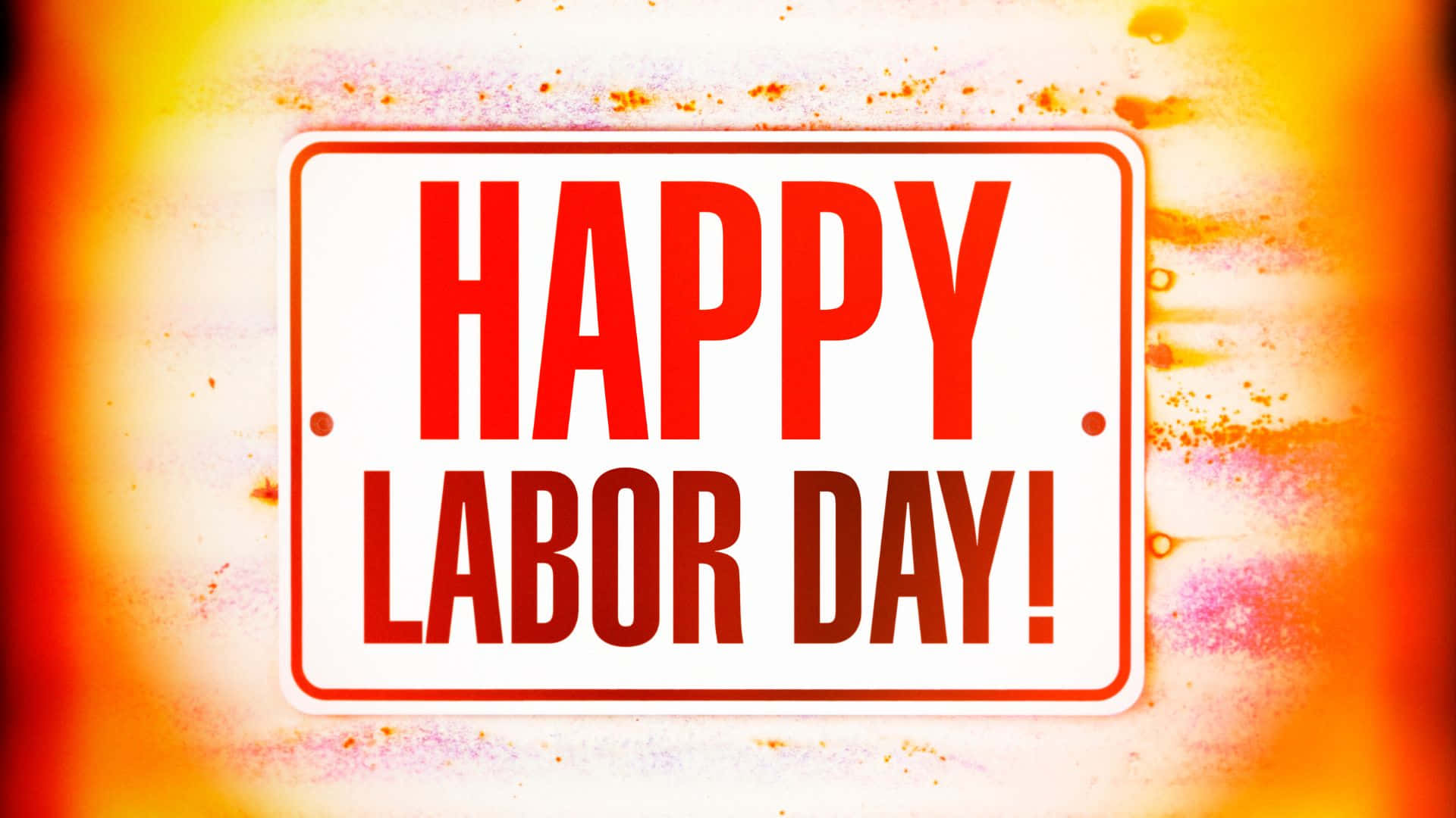 勞動節 桌布 壁紙 — 一個大膽的紅白 'HAPPY LABOR DAY!' 標誌在熾熱的橙黃色紋理背景上迸發出來。