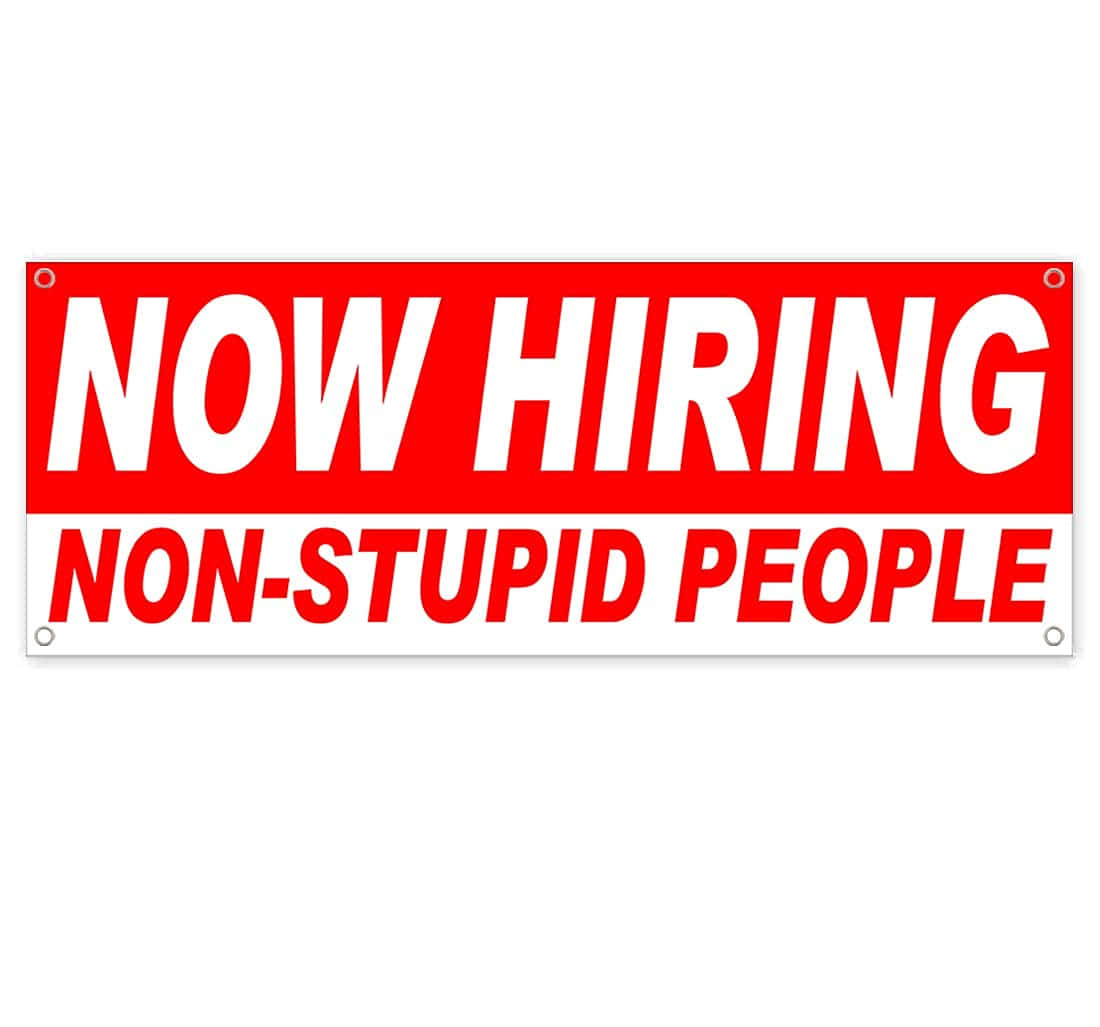 Stupid 桌布 壁紙 — 一個大膽的紅白橫幅用大寫方塊字宣佈「NOW HIRING NON-STUPID PEOPLE」。
