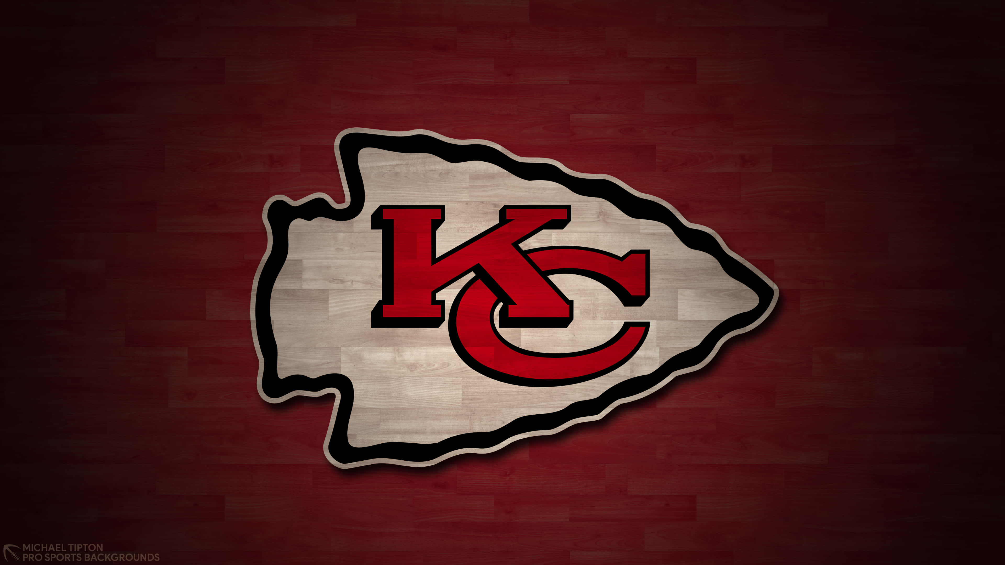 Kansas City Chiefs 4K 桌布 壁紙 — 一個大膽的紅白相間堪薩斯城酋長隊標誌，帶有黑色輪廓，位於紋理深紅色木質背景上。