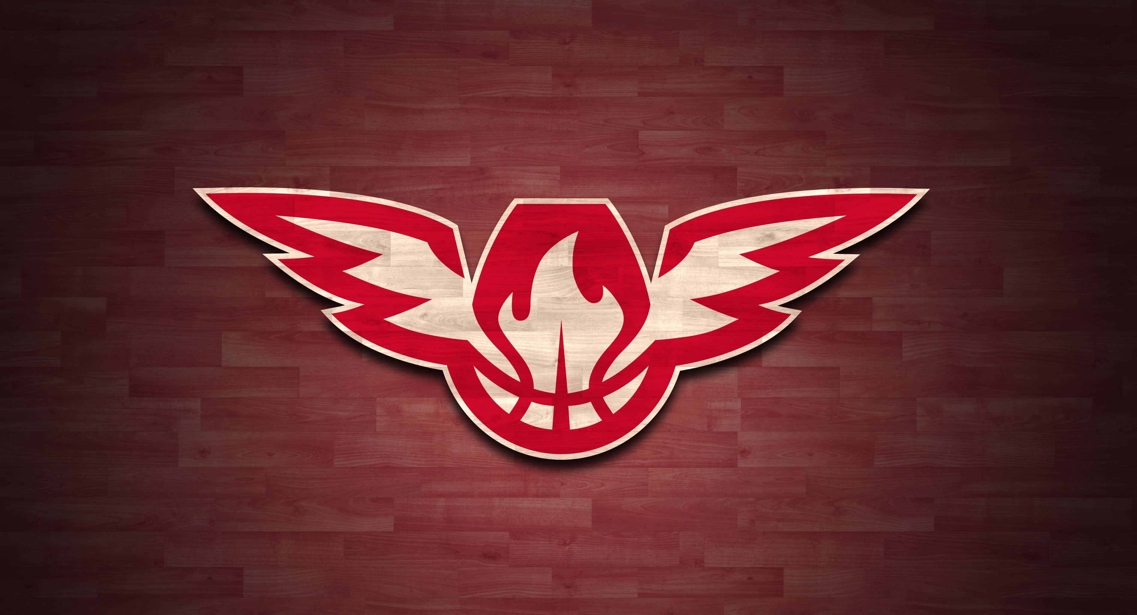 Atlanta Hawks 桌布 壁紙 — 一個大膽的紅白籃球標誌，帶有翼狀火焰，安裝在豐富的桃花心木鑲板牆上。