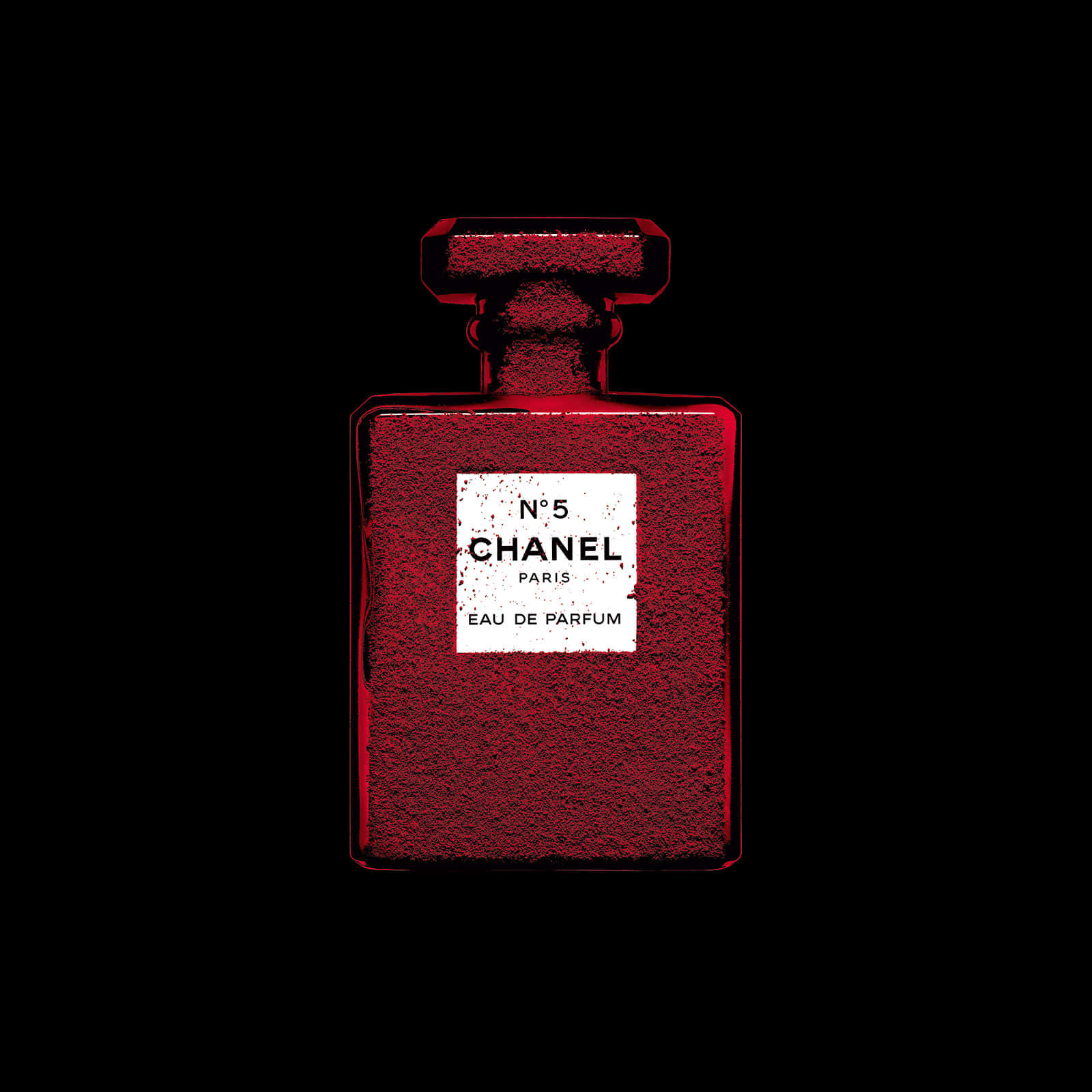 Chanel 桌布 壁紙 — 一個大膽的紅色 Chanel No 5 香水瓶，表面有紋理，白色標籤，居中放置在純黑色背景上。