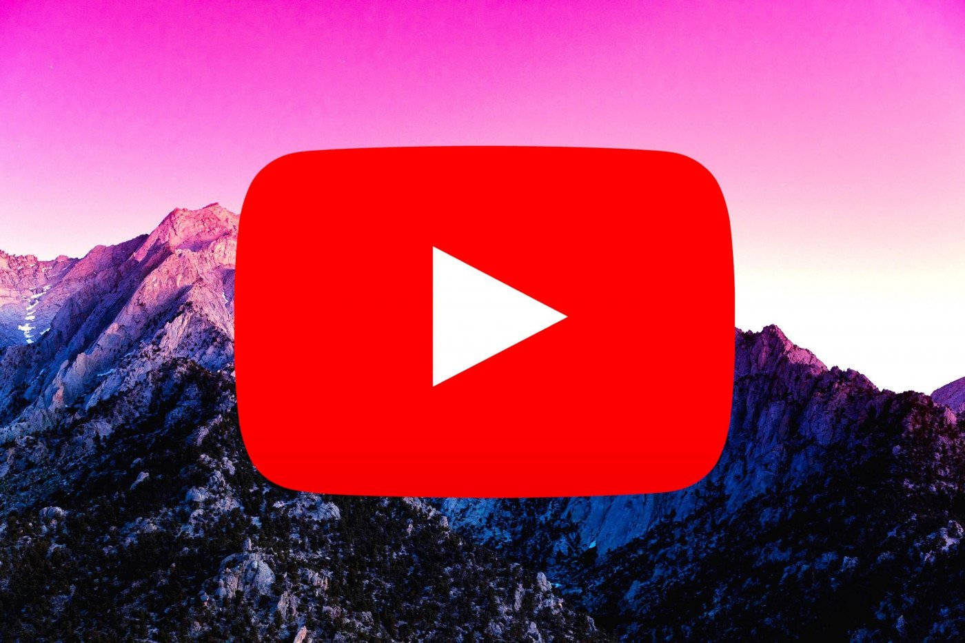 YouTube Logo 桌布 壁紙 — 一個大膽的紅色 YouTube 播放按鈕覆蓋在沐浴在充滿活力的粉紅色和紫色暮色中的雄偉山脈上。