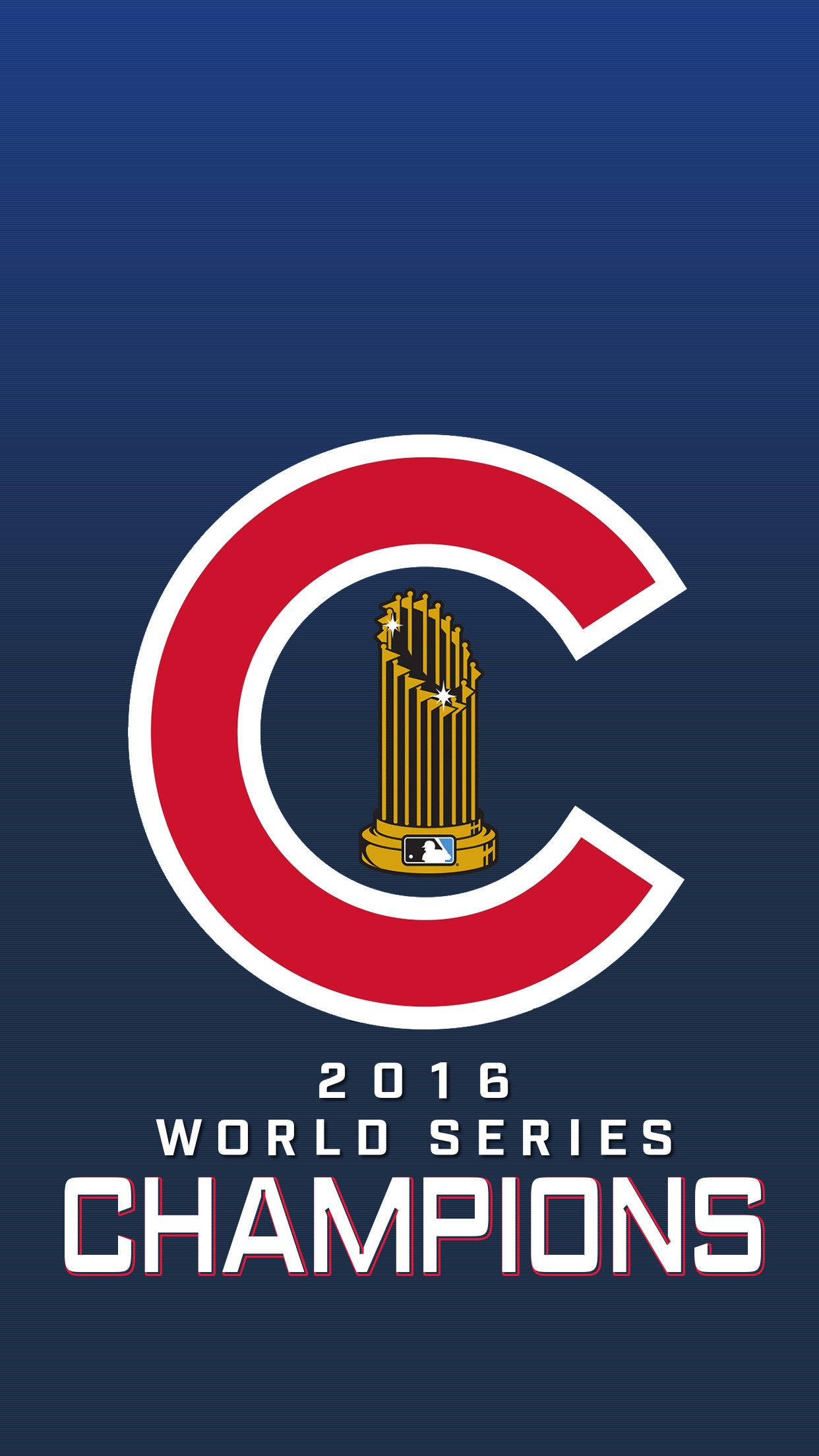 Cubs 桌布 壁紙 — 一個大膽的紅色C標誌，內有金色世界大賽獎盃，置於深藍色漸變背景上，白色文字宣告2016年世界大賽冠軍。