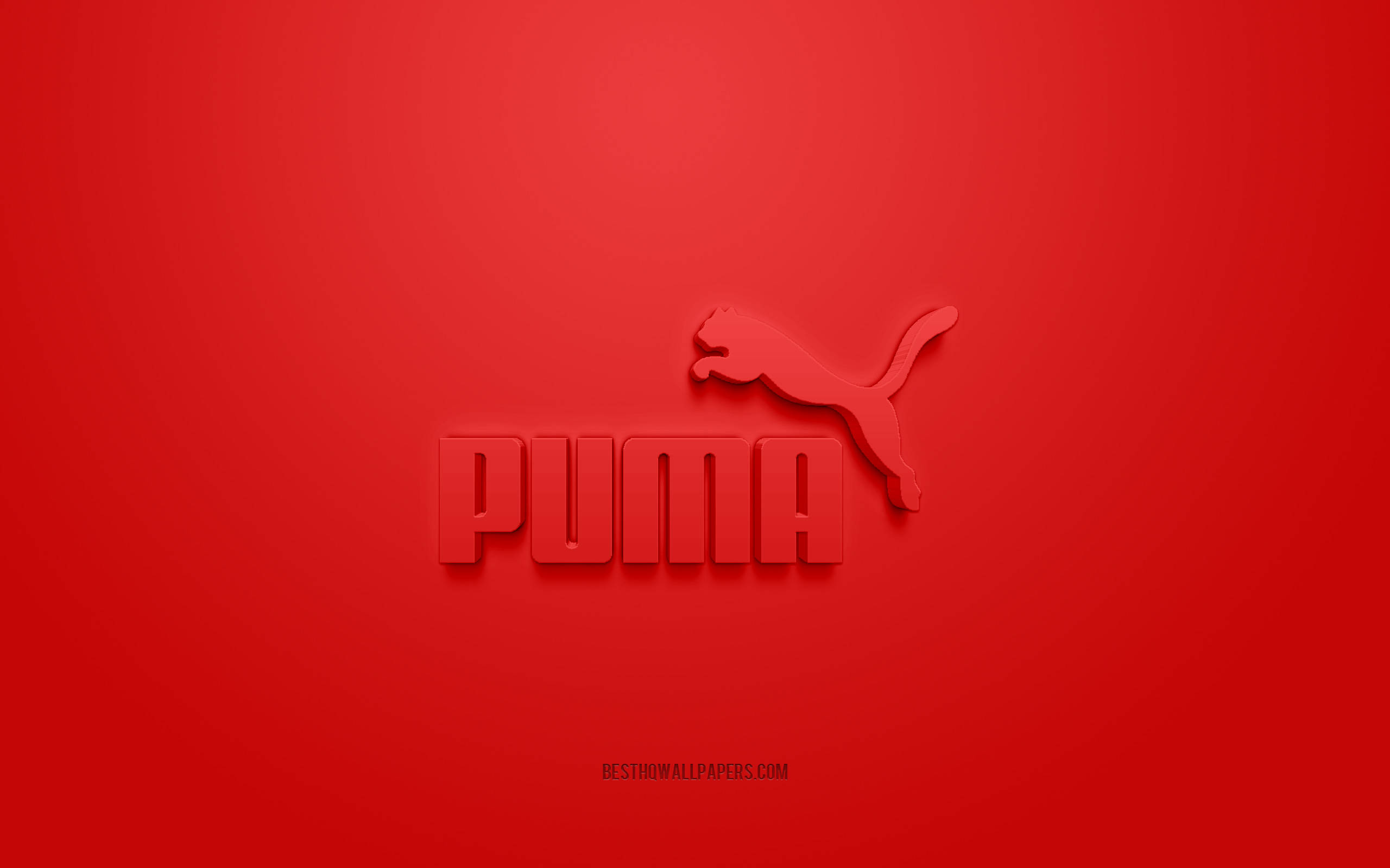 Puma 桌布 壁紙 — 一個大膽的紅色Puma標誌，帶有跳躍的貓剪影，在純紅色漸變背景上脫穎而出。