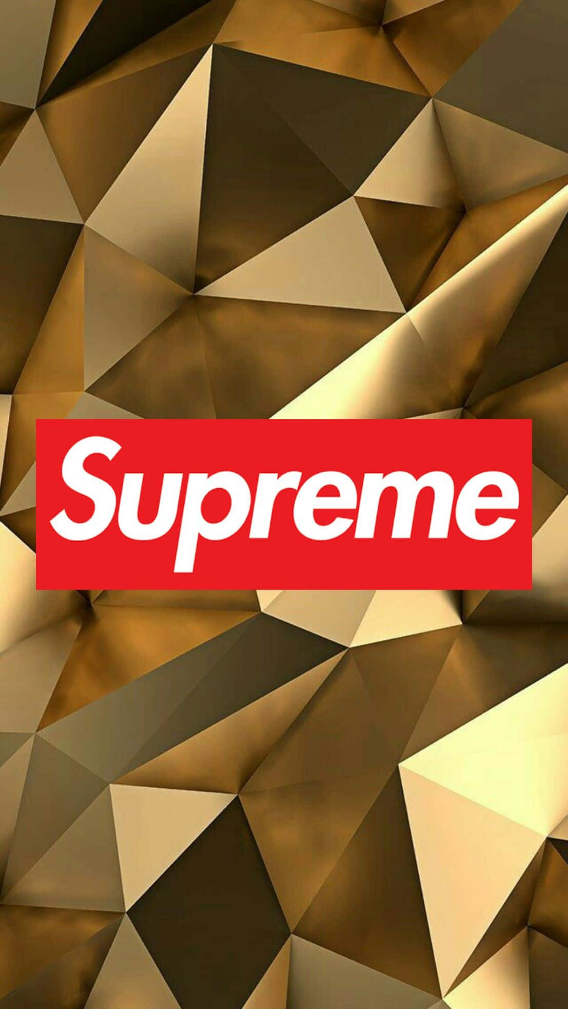 supreme 桌布 壁紙 — 一個大膽的紅色Supreme標誌居中在閃爍的金色幾何三角形圖案背景上。