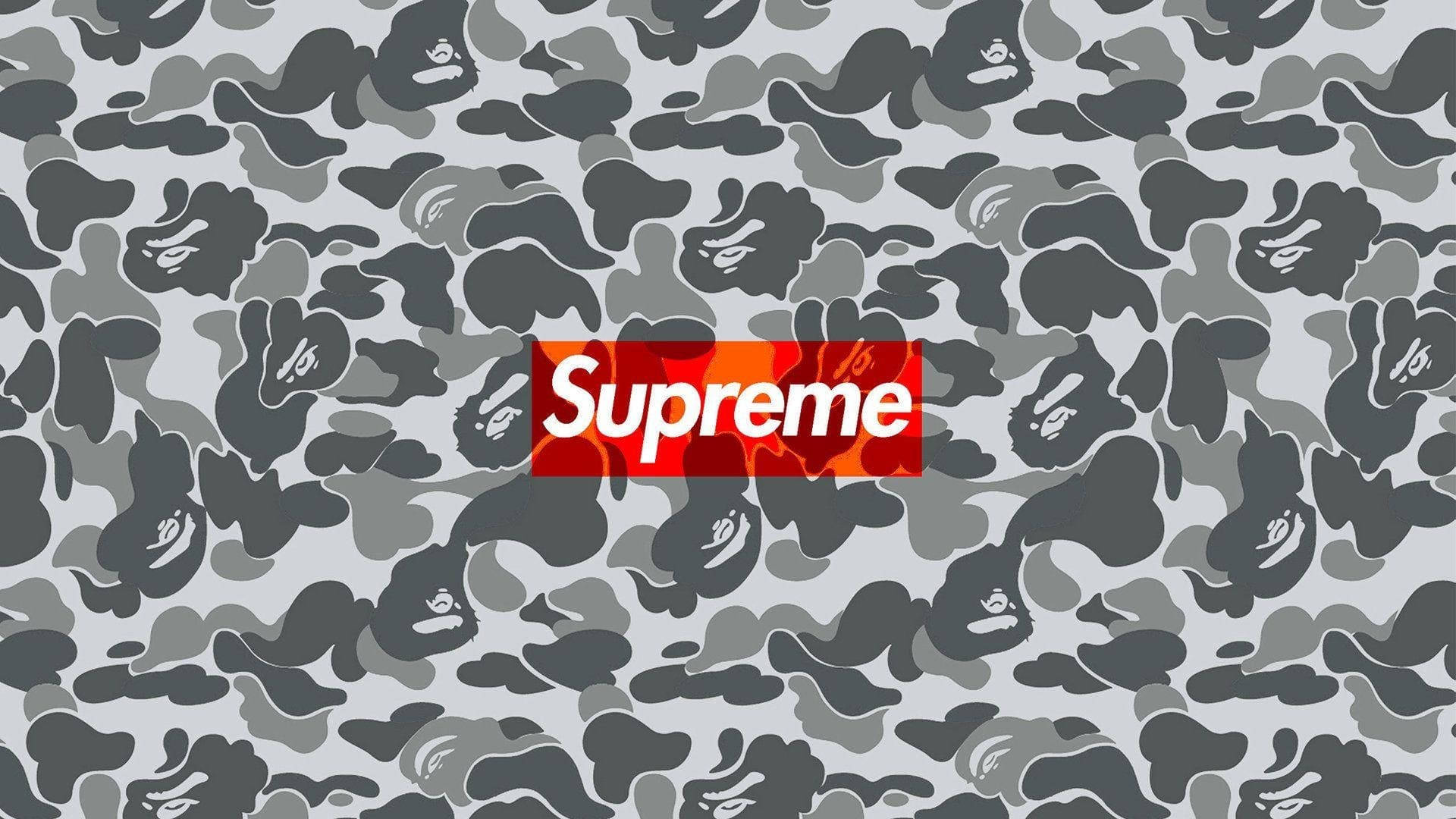 Cool Supreme 桌布 壁紙 — 一個大膽的紅色Supreme標誌居中在灰色迷彩圖案上，帶有重複的猿頭剪影。