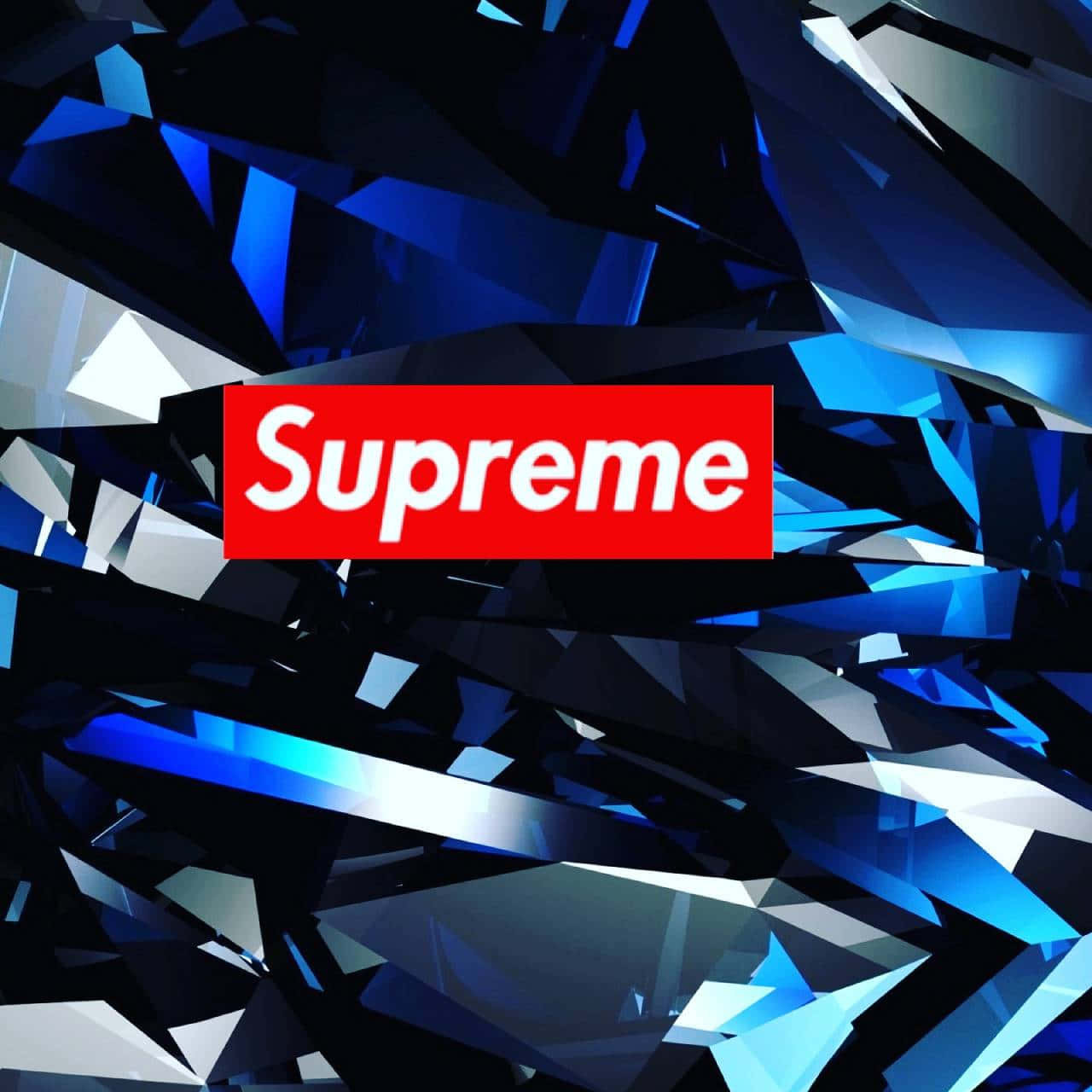 Supreme Logo 桌布 壁紙 — 一個大膽的紅色Supreme標誌居中在破碎的藍白幾何水晶背景上。