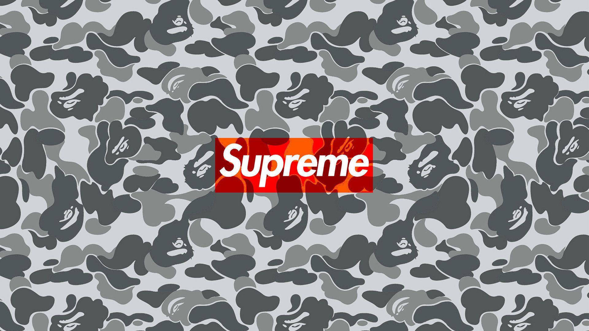 灰色迷彩背景上的紅色Supreme標誌，帶有猿頭圖案。 — Valorant Logo 壁紙