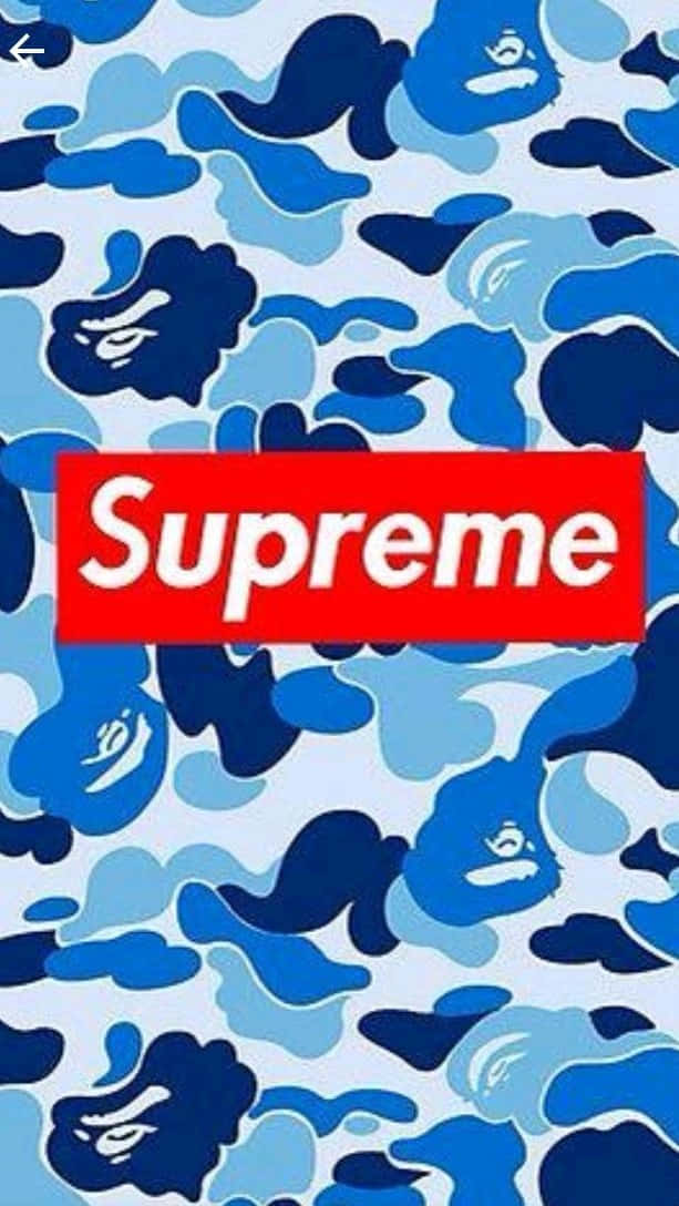桌布 壁紙 — 一個大膽的紅色Supreme標誌，居中在藍白迷彩圖案上，帶有風格化的猿臉。