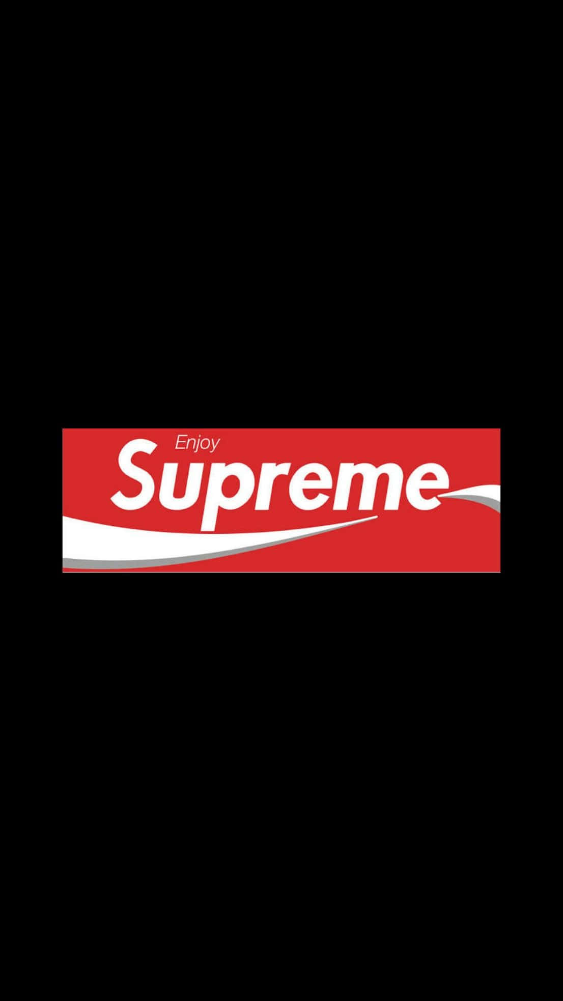 Supreme iPhone 桌布 壁紙 — 一個大膽的紅色Supreme標誌，模仿可口可樂的標誌性設計，居中在黑色背景上。
