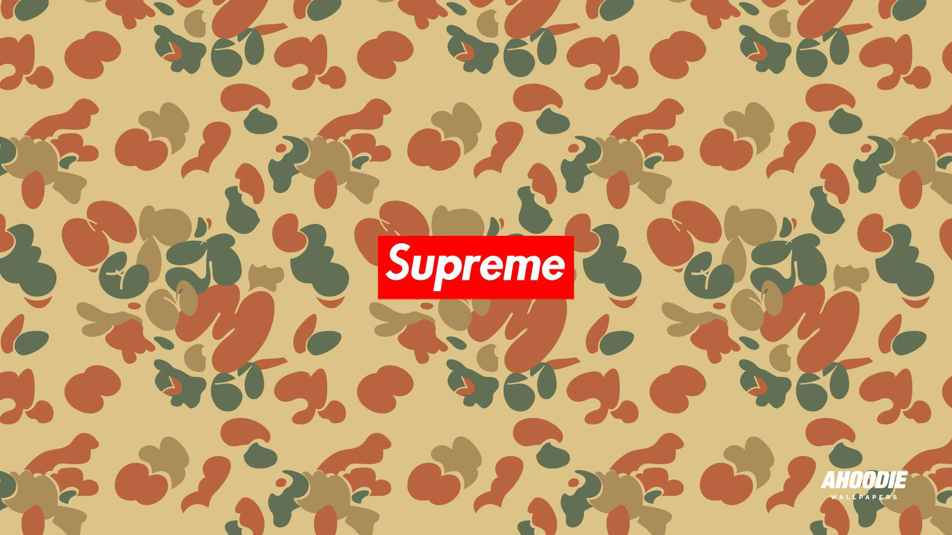 紅色Supreme標誌在抽象迷彩圖案背景上。