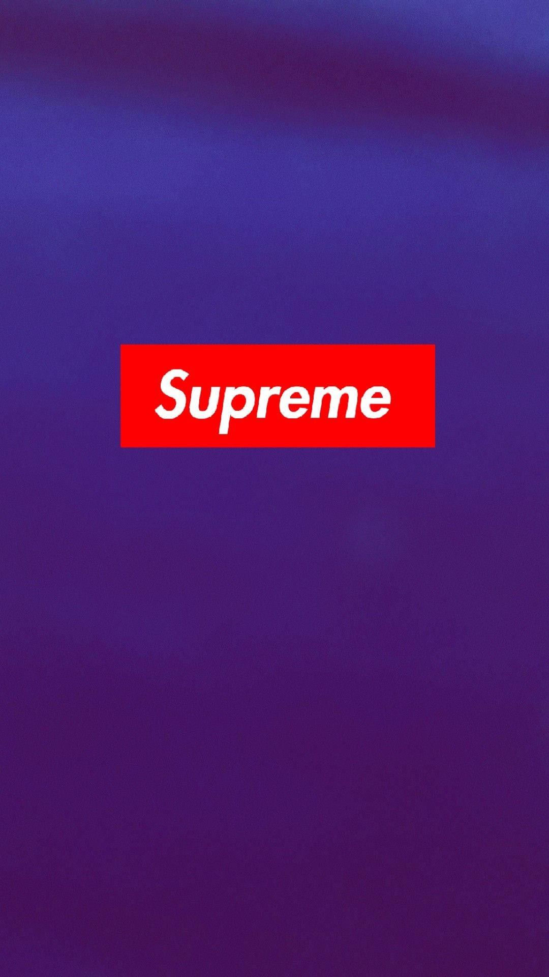 supreme 桌布 壁紙 — 一個大膽的紅色Supreme標誌，居中於帶有柔軟布料紋理的紫色漸變背景上。