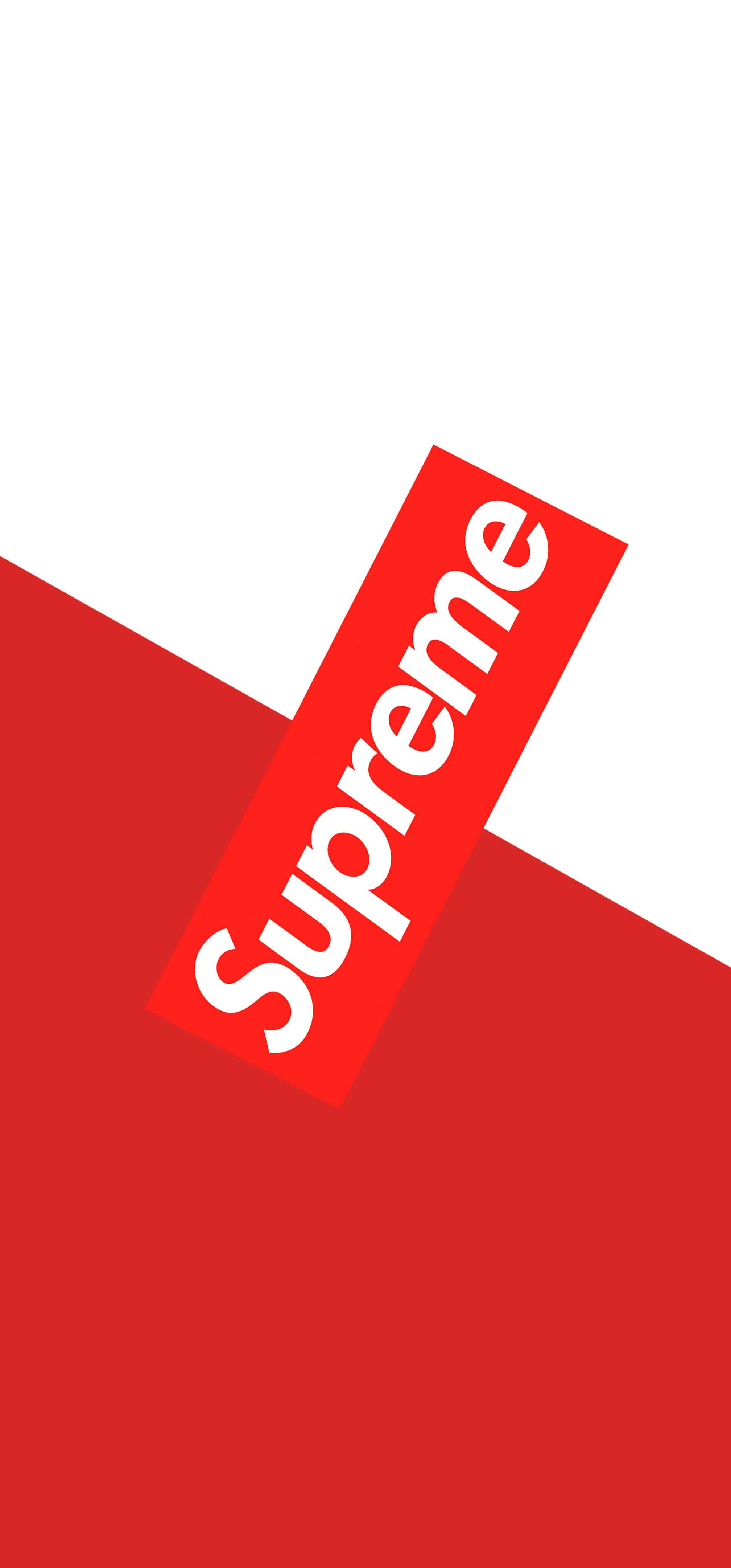 Red Supreme 桌布 壁紙 — 一個大膽的紅色Supreme標誌盒對角放置在紅白分割的背景上。