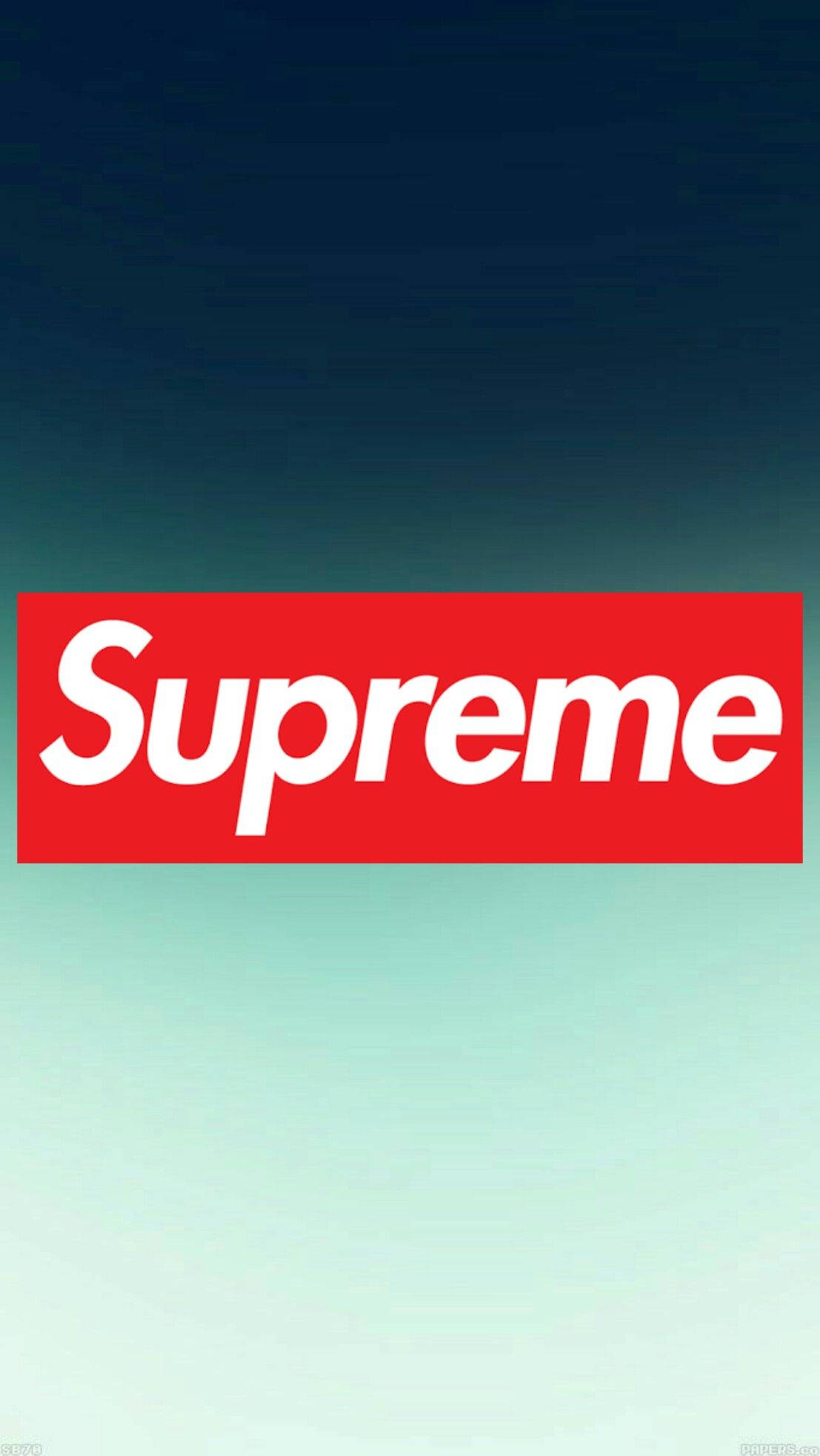 supreme 桌布 壁紙 — 一個大膽的紅色Supreme標誌居中於從深藍色到淺青綠色的漸變背景上。