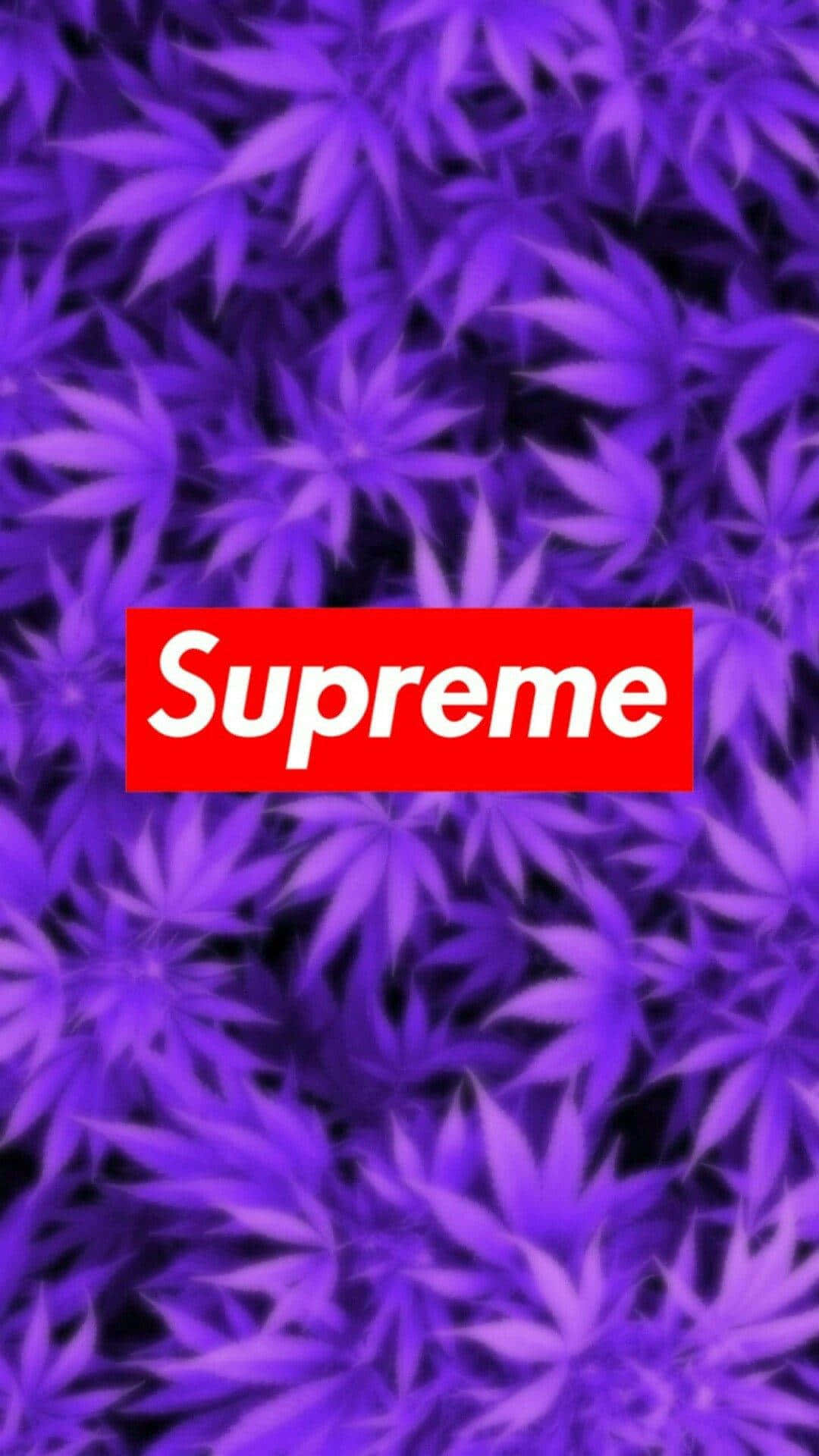 supreme 桌布 壁紙 — 一個大膽的紅色Supreme標誌居中在充滿活力的紫色大麻葉圖案背景上。