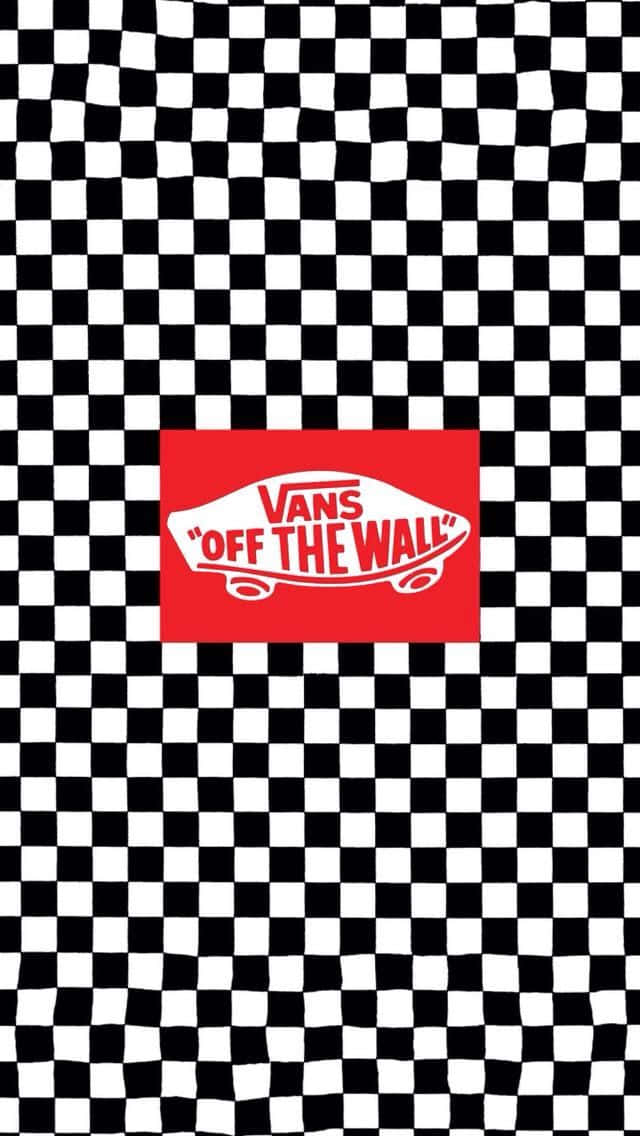 桌布 壁紙 — 一個大膽的紅色Vans Off The Wall標誌，置中於帶有波浪扭曲效果的黑白格紋背景上。