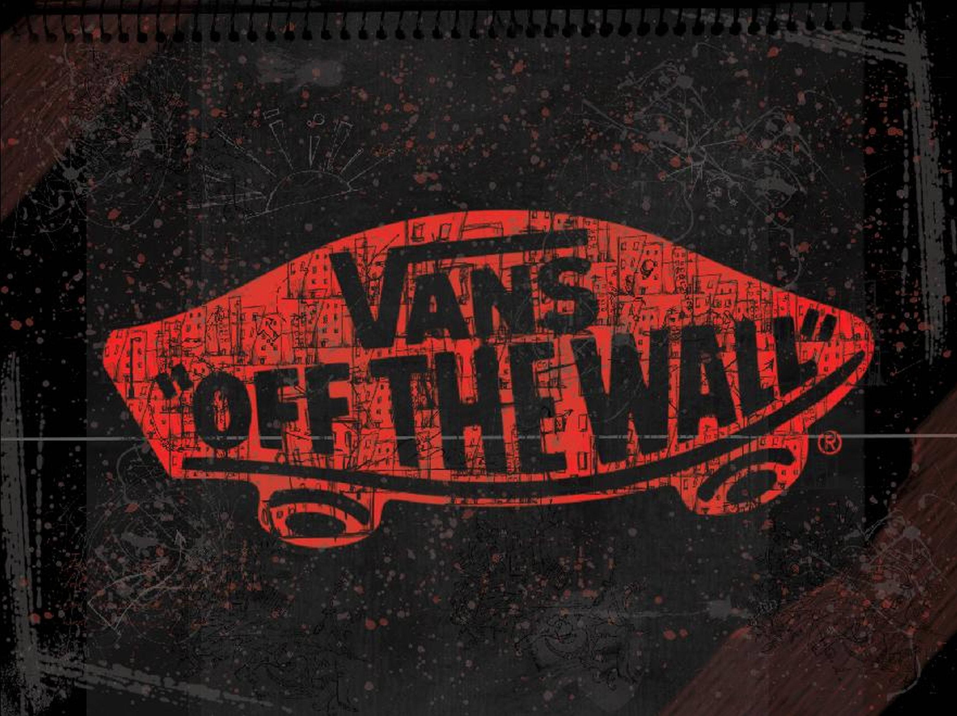 Vans Off The Wall 桌布 壁紙 — 一個大膽的紅色Vans Off The Wall標誌，在深色紋理背景上濺滿油漆。