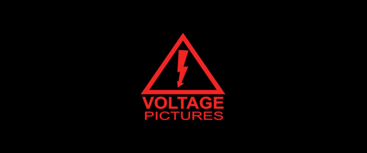 Warning Sign 桌布 壁紙 — 一個大膽的紅色三角形警告標誌，帶有閃電和文字 Voltage Pictures，背景為黑色。