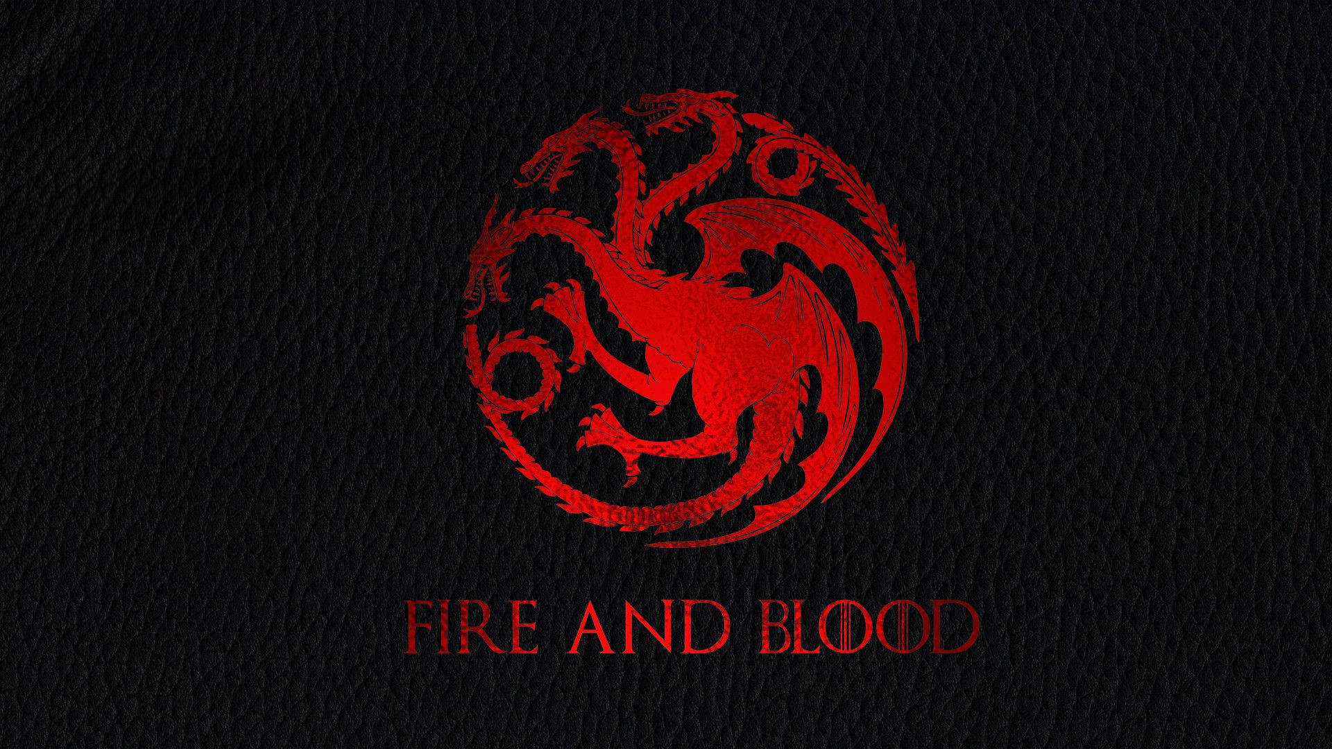 坦格利安家族 桌布 壁紙 — 一個大膽的紅色三頭龍紋章和「FIRE AND BLOOD」文字在紋理黑色皮革背景上發光。