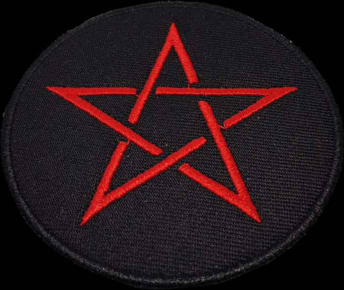 Pentagram 桌布 壁紙 — 一個大膽的紅色刺繡五角星位於黑色圓形布貼中央，縫線紋理清晰可見。