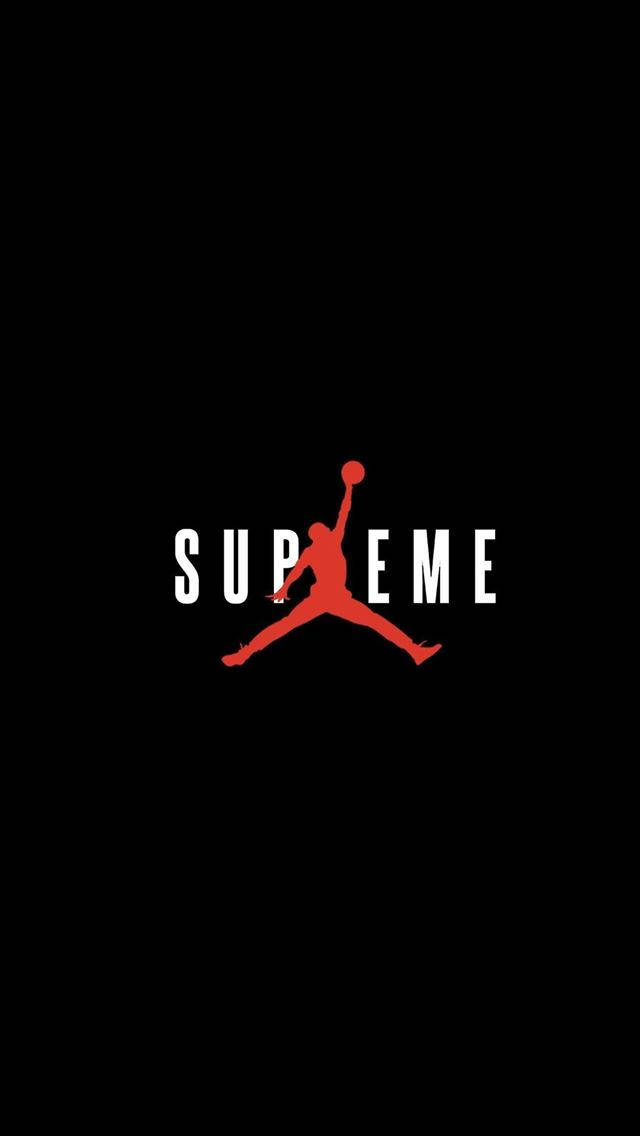 Nike iPhone 桌布 壁紙 — 一個大膽的紅色剪影，描繪一名籃球運動員在空中持球，球體置於白色「SUPREME」字樣上方，背景為純黑色。