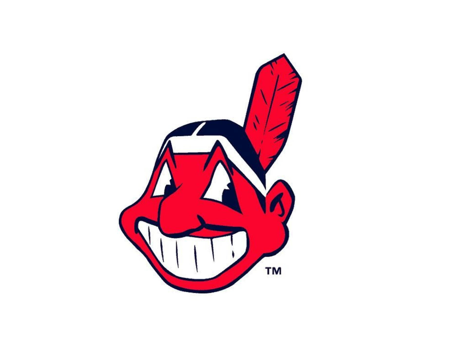 Cleveland Indians 桌布 壁紙 — 一個大膽的紅色卡通美洲原住民吉祥物頭像，帶有一根羽毛和寬闊的笑容，背景為白色。