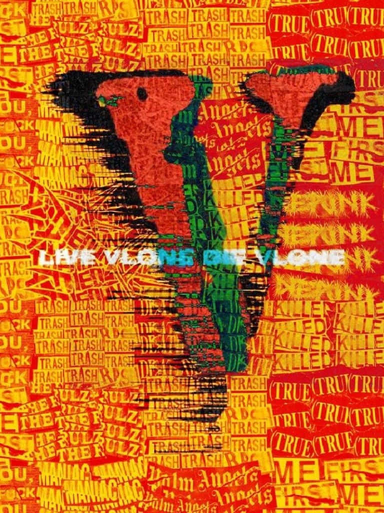 Vlone 桌布 壁紙 — 一個大膽的紅色和綠色風格化V形從重複的文字詞語（如trash true和kill）的混亂拼貼中浮現，帶有火熱的橙色和黃色色調。