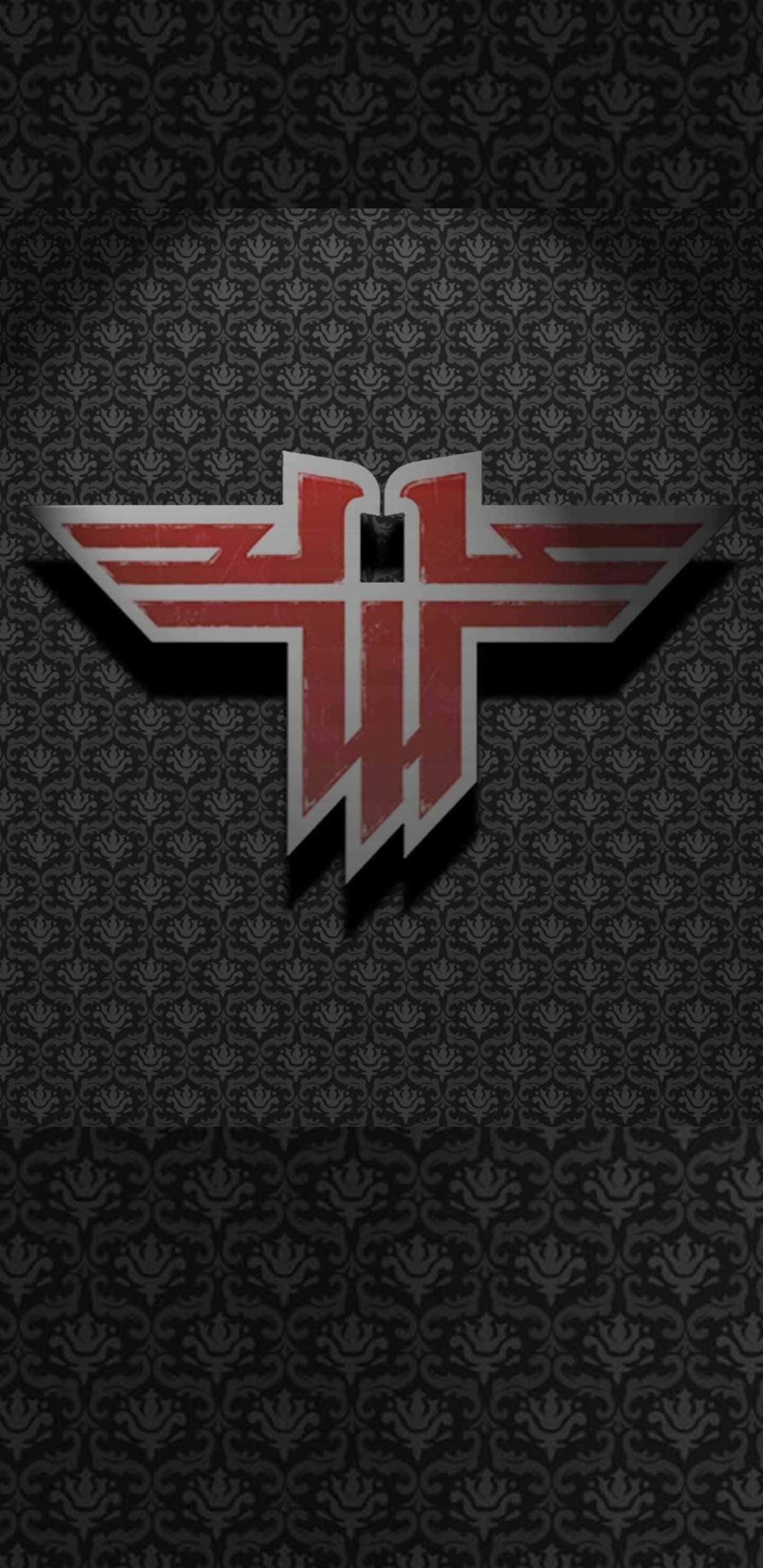 Wolfenstein Ii 桌布 壁紙 — 一個大膽的紅色和銀色風格化帶翅膀的標誌在深灰色錦緞圖案背景上發光。