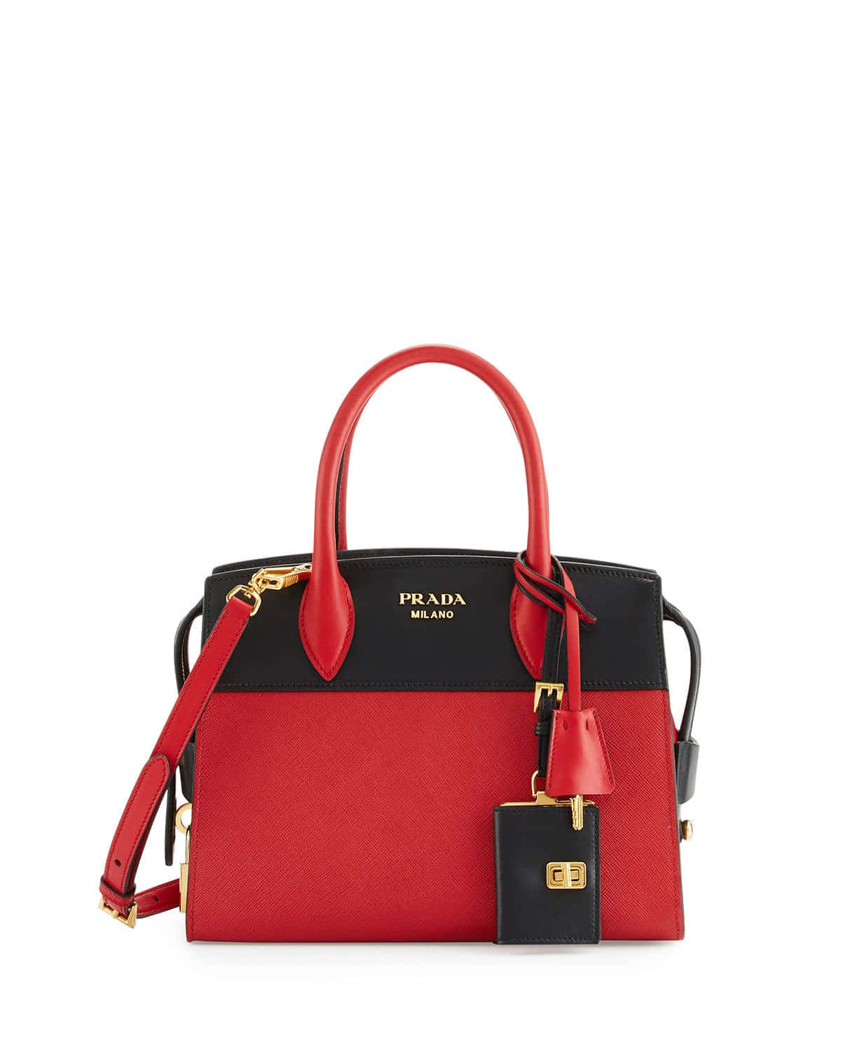 Prada 桌布 壁紙 — 一個大膽的紅色和黑色Prada手提包，配有金色五金件和一個匹配的錢包，在乾淨的白色背景上。