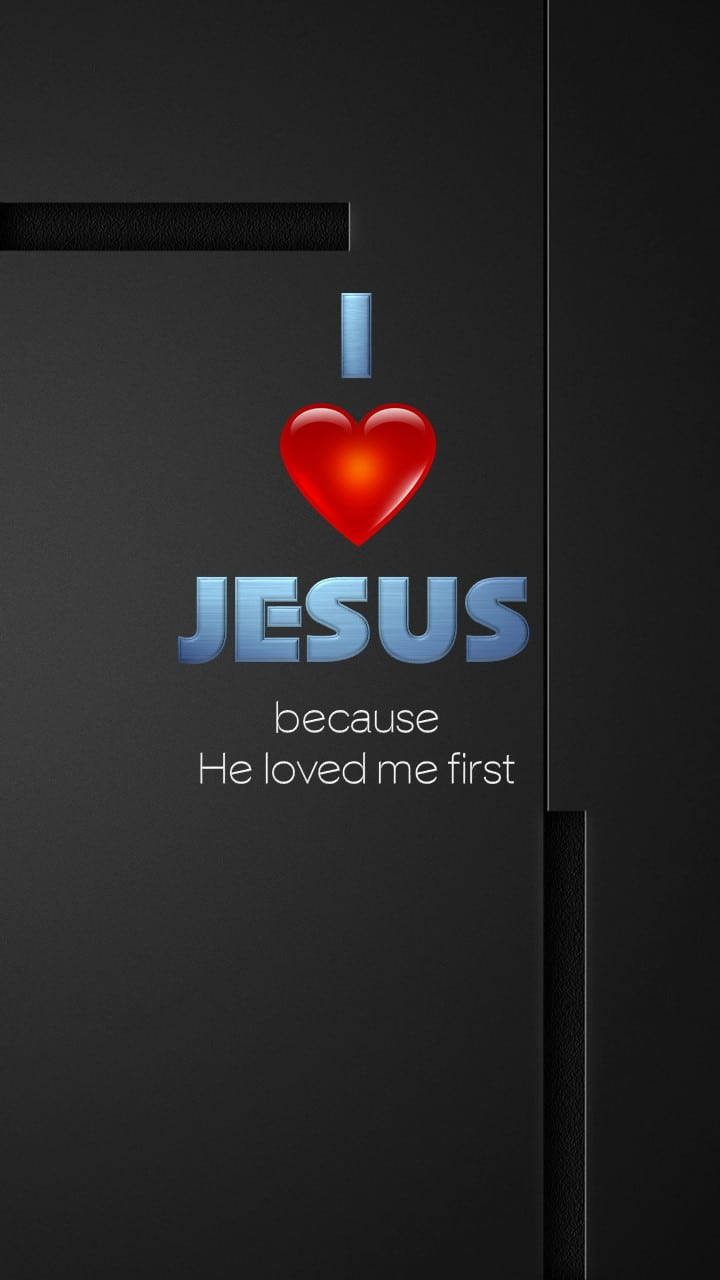 Jesus Quotes 桌布 壁紙 — 一個大膽的紅色心形和藍色文字在光滑的黑色背景上宣告「我愛耶穌，因為祂先愛了我」。