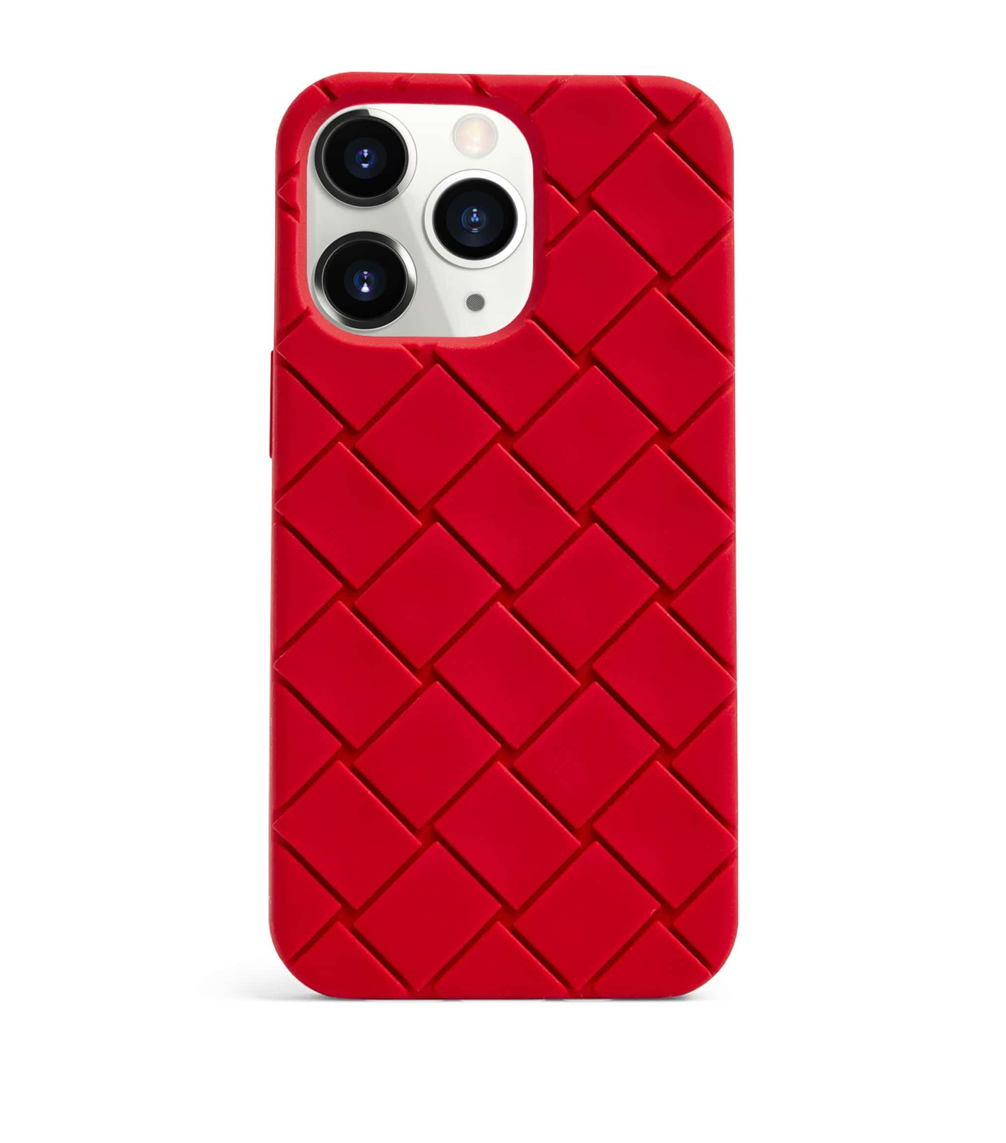 Phone Case 桌布 壁紙 — 一個大膽的紅色手機殼，帶有紋理編織鑽石圖案和白色相機開口。
