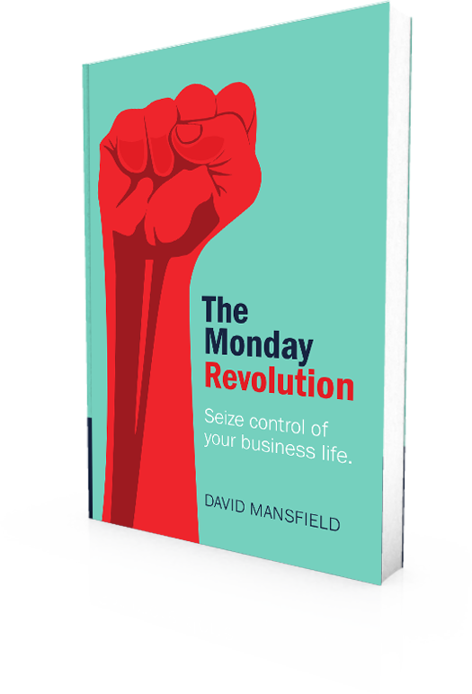 書本 桌布 壁紙 — 一個大膽的紅色拳頭在名為 'The Monday Revolution' 的藍綠色書封上揚起，下方有反射的白色表面。