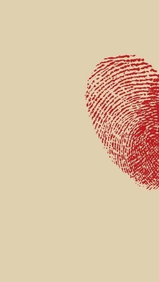 Person 桌布 壁紙 — 一個大膽的紅色指紋圖案，形狀像心形，放在米色背景上。